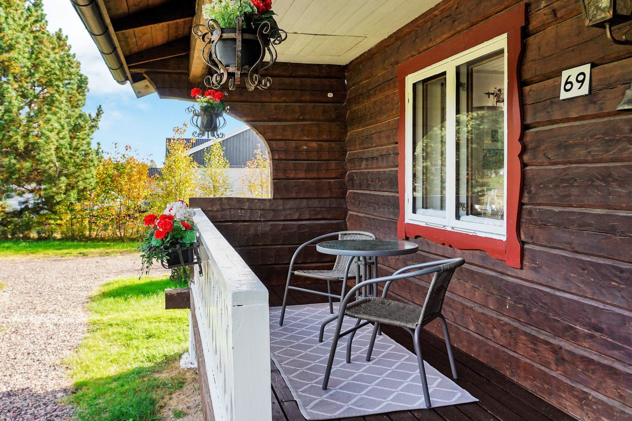 Welcome to the genuine village of Lima only 9 minutes south of KlÃ¤ppen and with SÃ¤lenfjÃ¤llen's offer within half an hour by car. Here you can fish in rivers and lakes, pick berries according to the season and enjoy a typical holiday in Dalarna. The cottage is on two levels and on the entrance level there is a nice porch to enjoy the coffee cup on. The hall is airy and welcoming with kitchen on the left and living room on the right with nice dining area, cozy sofas and TV. On the entrance level there are two of the bedrooms, each with its own double bed (180cm). The house's bathroom with toilet, sink and shower is also upstairs. Downstairs there is a hall for the children who like to play with the house toys and inside a combined bedroom and living room with sofa as well as TV and ping pong table. There are two single beds (90 + 90cm). Inside the living room there is a smaller bedroom, each with a single bed (90 + 80cm). A total of 8 people can stay in the cottage. The cottage also has a drying cabinet, boot dryer and hair dryer so you can stay dry. Via a door from the hobby room you come out to the nice back with the large lovely lawn that goes almost all the way down to the river. Here is the opportunity for outdoor play for the children and rest for other family members. Nearby is Karelius where you can buy game that is found in the surrounding forests. Why not try their famous Lima sausage or the exclusive bear sausage or a piece of smoked moose. If you want to swim, there is Ã„rÃ¥badet with a 25 meter pool and a smaller pool for the little ones and if you are hungry for a dip in the river, there is also the possibility. KlÃ¤ppen has a jumping tower and a sandy beach by the river, which is very popular. For the active holidaymaker, there is a bicycle park in both SÃ¤len, KlÃ¤ppen and RÃ¶rbÃ¤cksnÃ¤s. If you want to paddle a canoe, it is possible to rent in SÃ¤len village. Do not forget to pay a visit to Vasaloppsarenen in Berga By and if you want to pack your backpack for a hiking trip for a few hours, we recommend a trip up to NjupeskÃ¤r. Here in Lima is also Sixten Jernbergs Museum with Restaurant just 6 km from the cottage. The location of the cottage means that you will be able to see most of the valley and discover all the sights that are available. A warm welcome to Lima Parish where an enjoyable holiday awaits!