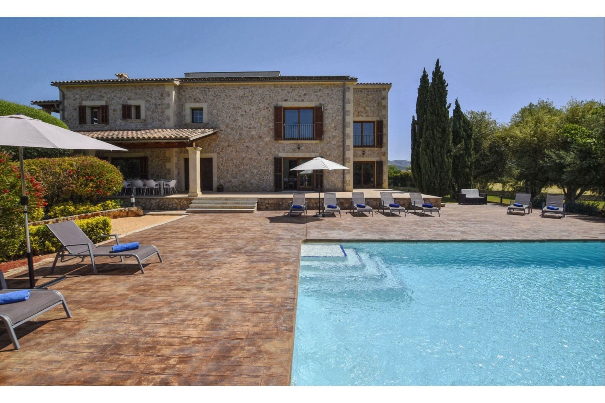 Luxe landhuis vlak bij de stad Alcudia met zwembad