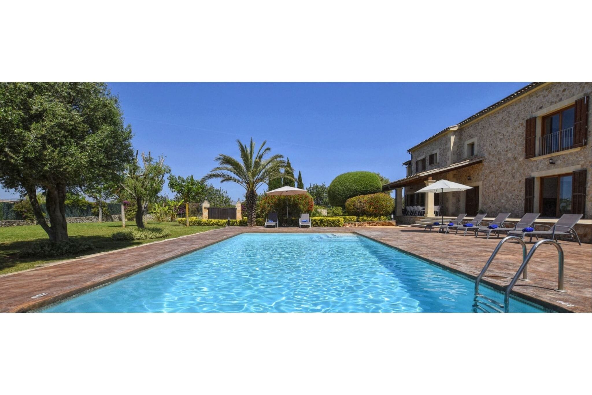 Luxe landhuis vlak bij de stad Alcudia met zwembad