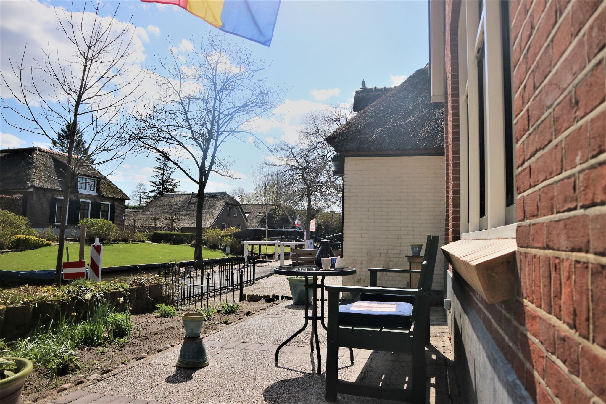 Beautiful apartment in Giethoorn with canoe and parking
