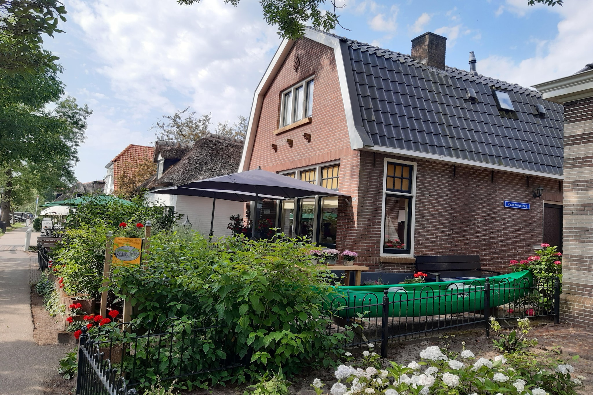 Logies Paal 4 Giethoorn – 3 persoons-Buitenkant zomer