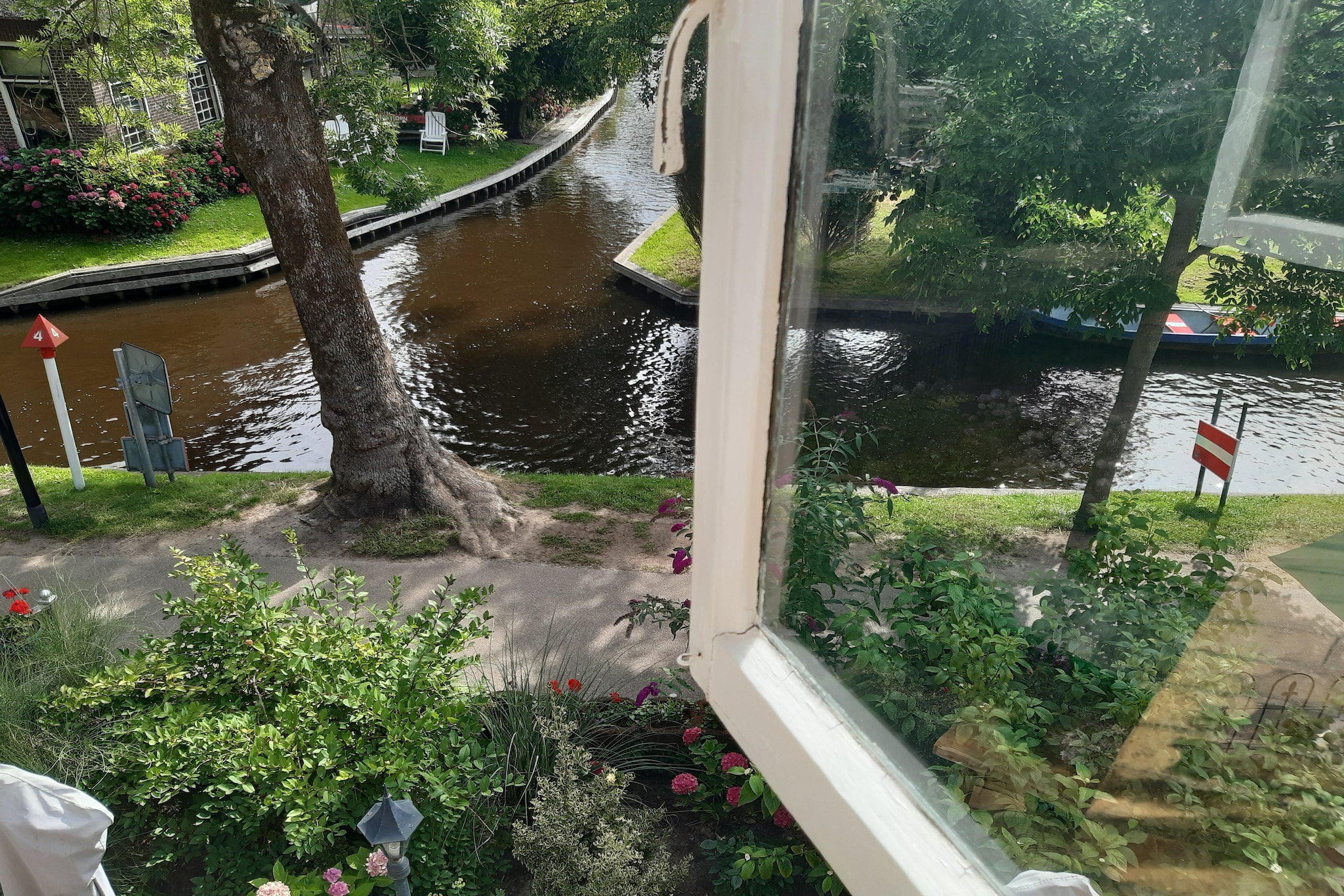 Logies Paal 4 Giethoorn – 3 persoons-Uitzicht zomer