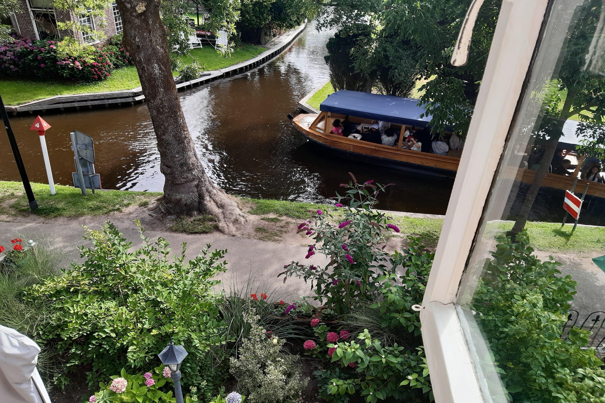 Logies Paal 4 Giethoorn – 3 persoons-Uitzicht zomer