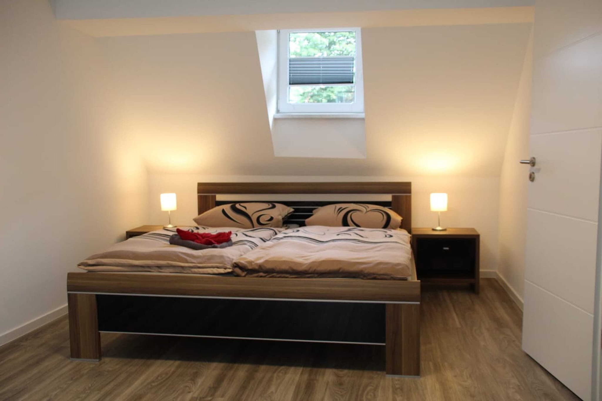 Ground floor: (Entrance, Living room(floor heating)(TV(flatscreen, satellite), radio), Kitchen(toaster, cooker(4 ring stoves, ceramic), coffee machine(filter, pads), oven, microwave, dishwasher, fridge(+ freezer)), bedroom(double bed(140 x 200 cm)), bathroom(shower, washbasin, toilet), Landing, storage)\n\nOn the 1st floor: (TV room(TV(satellite)), bedroom(double bed(180 x 200 cm)), bedroom(double bed(180 x 200 cm)), bathroom(washbasin, toilet))\n\nSitting room(13 m2)(seating area, heating, table football, darts), cot, heating(central, oil), terrace(private, roofed), garden(private, fenced, 100 m2), garden furniture, BBQ(charcoal), parking, high chair, stair gate, ironing board, iron