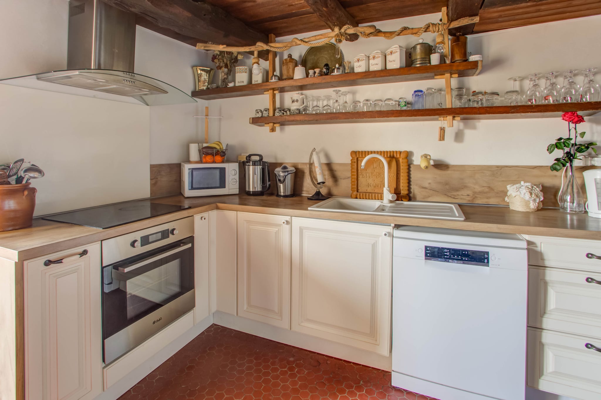 Ground floor: (Entrance, dining room(dining table), open kitchen(electric kettle, toaster, cooker, hood, coffee machine, oven, microwave, dishwasher, fridge-freezer), bathroom(shower, washbasin, toilet, washing machine), toilet)\n\nOn the 1st floor: (Living room(TV, fireplace, seating area), bedroom(double bed(160 x 200 cm), TV), bathroom(shower, washbasin, toilet))\n\nOn the 2nd floor: (bedroom(single bed(90 x 200 cm), single bed(90 x 200 cm)), bedroom(double bed(140 x 200 cm), TV))\n\nbathtub or shower, garden doors, terrace, garden, garden furniture, BBQ, parking