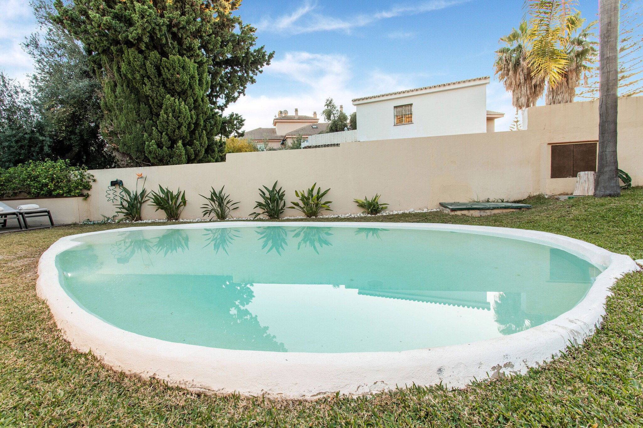 Stijlvol huis in Torremolinos met ovaal zoutwaterzwembad