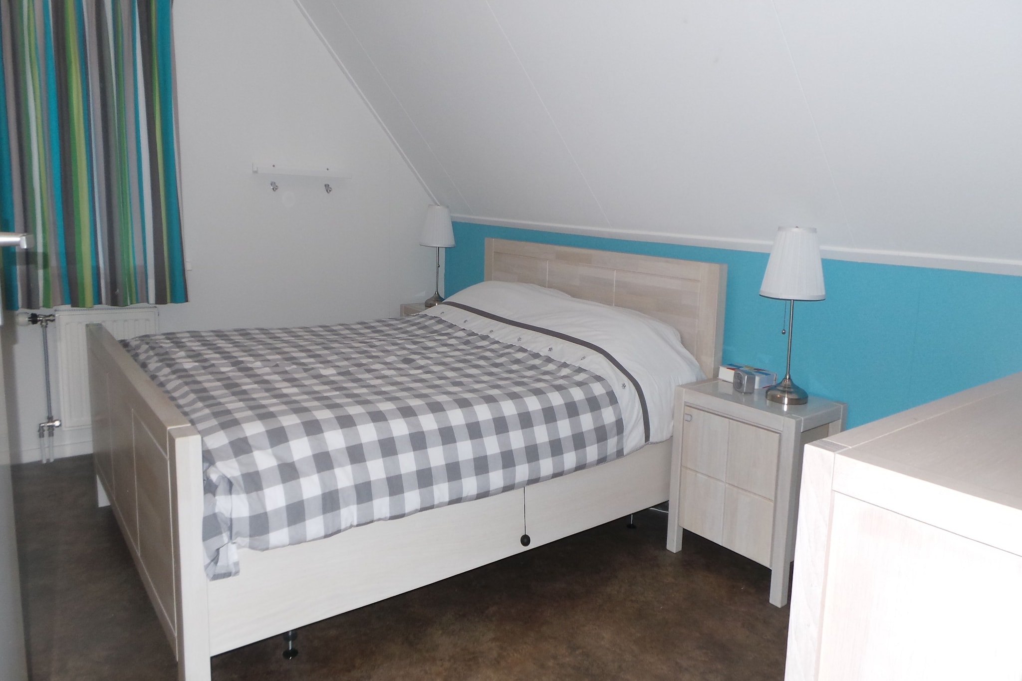 Ground floor: (hallway, Living room(TV, seating area), open kitchen(coffee machine(filter), combination microwave, dishwasher, fridge-freezer, washbasin), bedroom(single bed, single bed), bedroom(double bed), bedroom(single bed, single bed), bedroom(single bed, single bed), bedroom(single bed, single bed), bathroom(shower, washbasin, toilet), bathroom(bathtub with shower, washbasin, toilet))\n\nOn the 1st floor: (Landing)\n\nstorage(reachable from the outside)(fridge, tumble dryer, washing machine), heating(central, floor heating), garden furniture, parking, trampoline, children\'s bed, high chair, stair gate, Charging post for electric cars