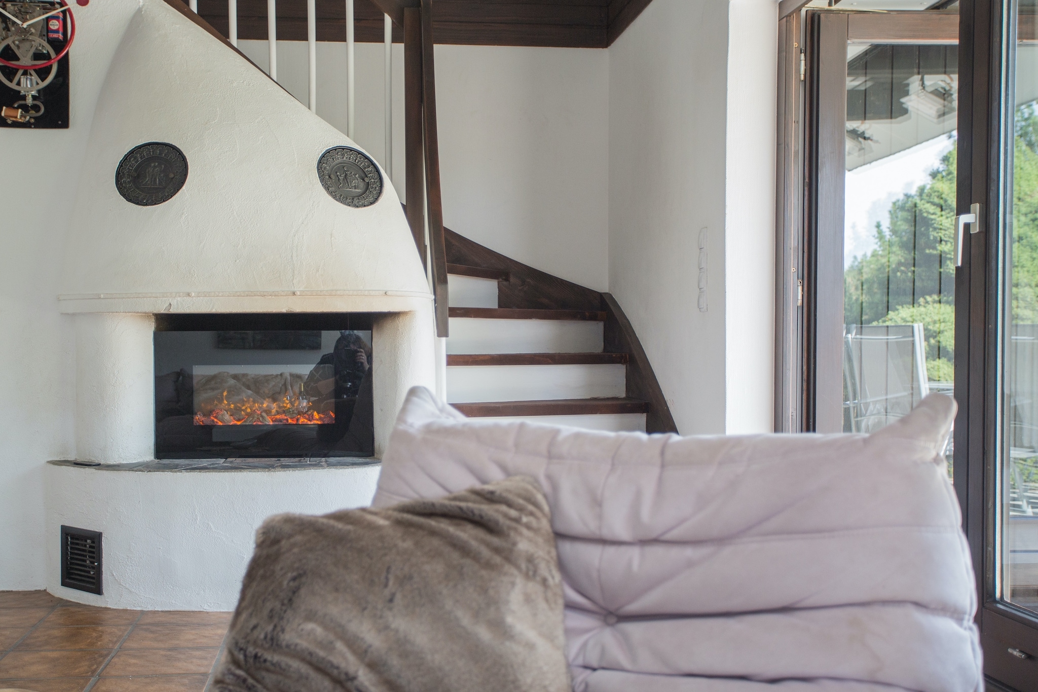 Ground floor: (Entrance, bedroom(double bed), bedroom(double bed), bedroom(3-person bunk bed))\n\nBasement: (hall, open kitchen(electric kettle, toaster, cooker, coffee machine(pads), oven, microwave, dishwasher, fridge(+ freezer)), Living/diningroom(TV(flatscreen), dining table), bathroom(shower, washbasin, toilet))\n\ncot, sauna, washing machine, terrace, garden, garden furniture, parking, high chair, Garden shed