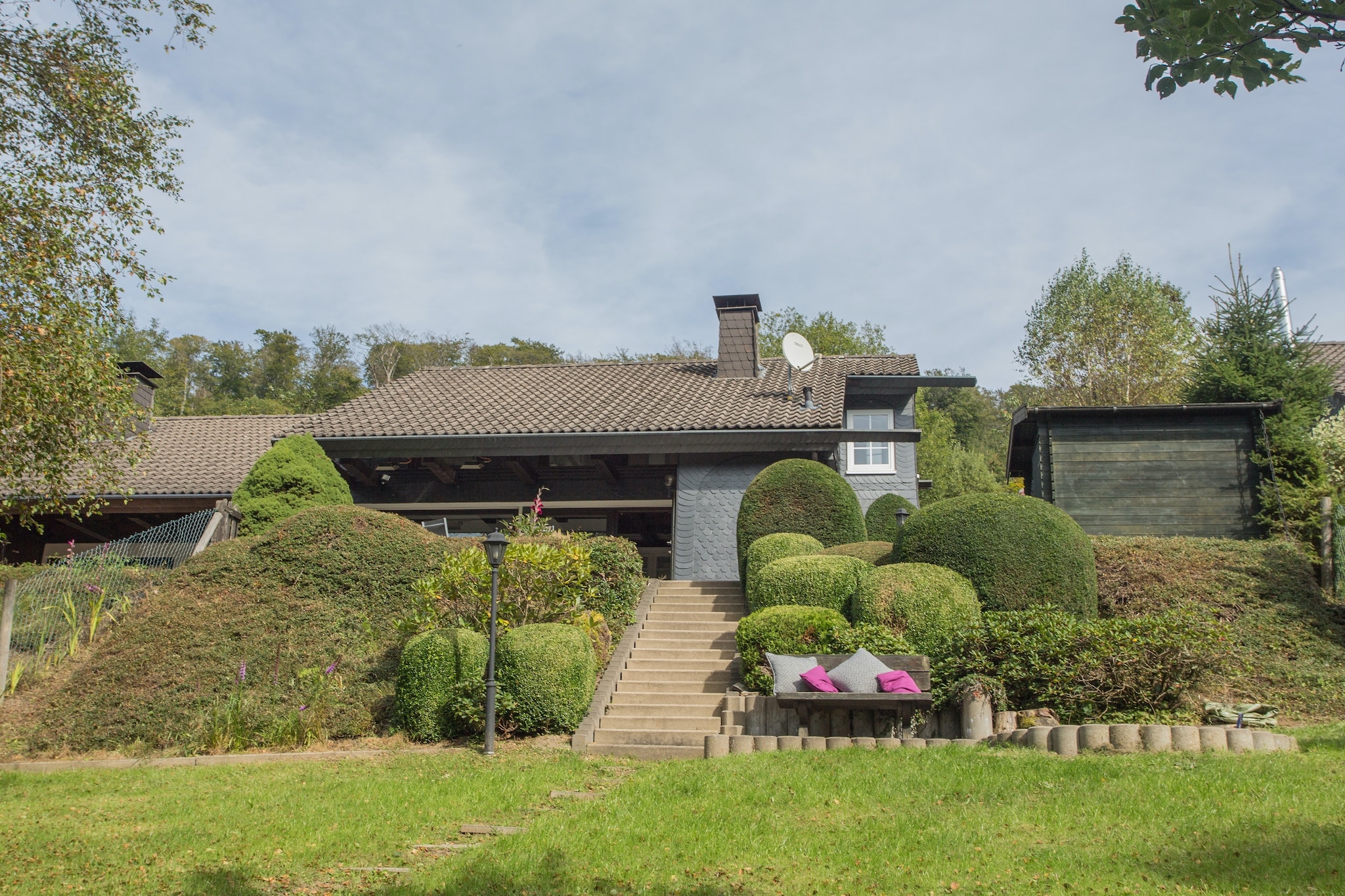 If you love being surrounded by nature or enjoying yourself on one of the many surrounding snow slopes, or relaxing in the sun on a spacious terrace with a panoramic view, this attractive, pet-free and light holiday home is the perfect base. The accommodation is in the beautiful village of Niedersfeld, surrounded by greenery on top of a hill and within walking distance of the beautiful Hillebachsee. The house is furnished authentically and stylishly and is fully equipped.
The house has a stylishly furnished living room with many windows, high ceilings, a loft. The open kitchen is fully equipped with a microwave, oven, Senseo coffee maker, kettle, fridge with freezer compartment and a toaster. It has a cosy dining area with a corner couch. The sitting area has a Smart TV, and Wi-Fi is available. The patio doors open onto the beautiful terrace where you can enjoy the view. A staircase leads to the spacious and child-friendly garden below.
The house has three bedrooms; two with a double bed and one with a bunk bed. There is a cot and a high chair available for children. The bathroom has a sauna, a shower, washbasin, toilet and washing machine. The holiday home has several parking spaces available on site. There is also a bicycle shed and a room to store your skis.
Niedersfeld is a village in the municipality of Winterberg. It is known for its beautiful, varied mountain landscape with forests and valleys. Hop on your bike and tackle the challenging mountain bike trails or walk to Hillebach lake, where you can water-ski, wakeboard, swim, play table tennis, volleyball and much more. Take a walk through the beautiful heath of Hochheide that turns pink-purple in autumn. In winter, it is a Mecca for anyone who loves snow: cross-country skiing, sleighing, skiing in Niedersfeld or in Winterberg, where there is guaranteed snow (a 10-minute drive).