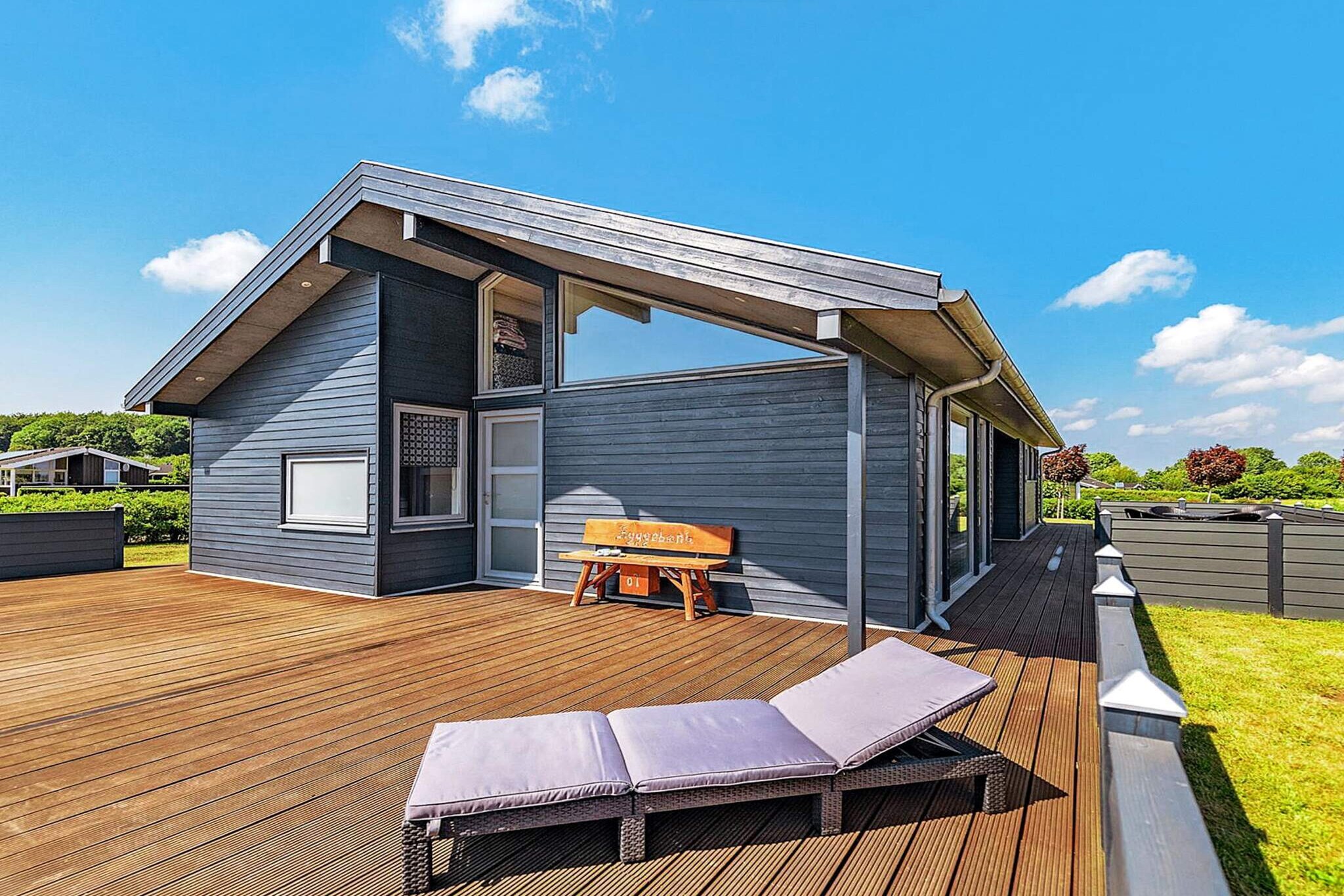 This bright holiday home with a whirlpool and sauna is located in the attractive holiday area on the outskirts of Spodsbjerg.
The entrance hall leads to a bathroom with a whirlpool and sauna as well as a bedroom. From here you also enter the spacious open-plan kitchen and living area, designed for family gatherings. The room features an open ceiling to the ridge, skylights, a generous kitchen with cooking island, and access to both east- and west-facing terraces. A large loft (hems) provides extra space, while underfloor heating runs throughout the entire house for year-round comfort. The property includes four well-furnished bedrooms and two bathrooms, one with a washing machine and dryer. Entertainment options include a PlayStation 2 with various games. A modern air-to-air heat pump with cooling function ensures a pleasant indoor climate.
Large windows in the kitchen/living area provide lovely views over the green surroundings and out to the water, where you can watch the busy ship traffic pass by. Just 300 m away lies a child-friendly beach at Spodsbjerg Drej, perfect for family swimming trips. The area is also well known as a popular fishing spot.
No rentals to youth or tradesmen groups are permitted, ensuring a peaceful and family-friendly atmosphere.