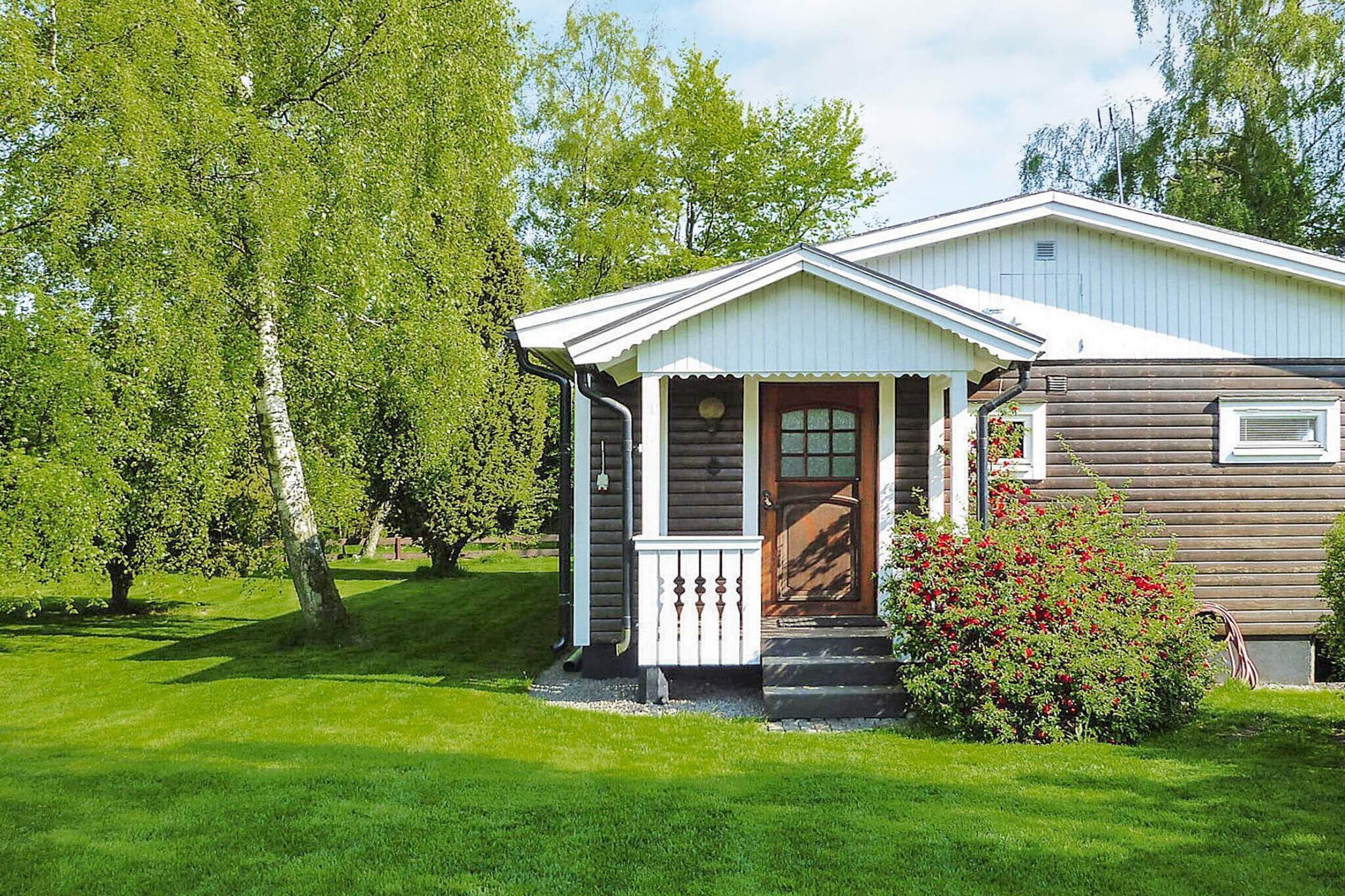 Welcome to this nice cottage by Kalmarsund and the beautiful shores of the Baltic Sea. Just a short walk of 250 meters and you are already at the beaches and the beautiful archipelago coast, so you will find everything here for a successful holiday. The cottage has lovely areas with a large kitchen open to the living room. The TV is equipped with Chromecast. In the large conservatory which is adjacent to the lush garden, you will want to spend long balmy evenings over a good piece of food and drink. In the large garden there is outdoor furniture and barbecue and there is plenty of space for play and games. You have about 1600 sqm for yourself on the large plot of about 4000 sqm that is shared with the owners. You have two bedrooms, one with a double bed and one with a family bed (120 cm x 80 cm) and a bathroom with a washing machine. Fires in the fireplaces are not allowed Bergkvara is also perfectly located for various excursion destinations if desired. You are close to the sun and the winds island Ã–land for sunbathing and swimming and Ã–land Zoo. Kristianopel, about 20 km away is a lovley place well worth a visit with its small shops, restaurants, popular cafes and nice guest harbor. CafÃ© SÃ¶tt o Salt is a hot tip. Boat trips to Garpen's lighthouse start from Bergkvara. BlomlÃ¶f's fish smokehouse is well worth a visit. Kalmar offers attractions such as Kalmar Castle and Kalmar County Museum. SkÃ¤lby farm with fun playgrounds and close contact with the farm's animals is usually a popular excursion destination for families with children. World Heritage The war city of Karlskrona has a lot to offer. 15 km to MÃ¶re golf club for those who are interested in golf. Welcome to a wonderful holiday stay in a nice environment!