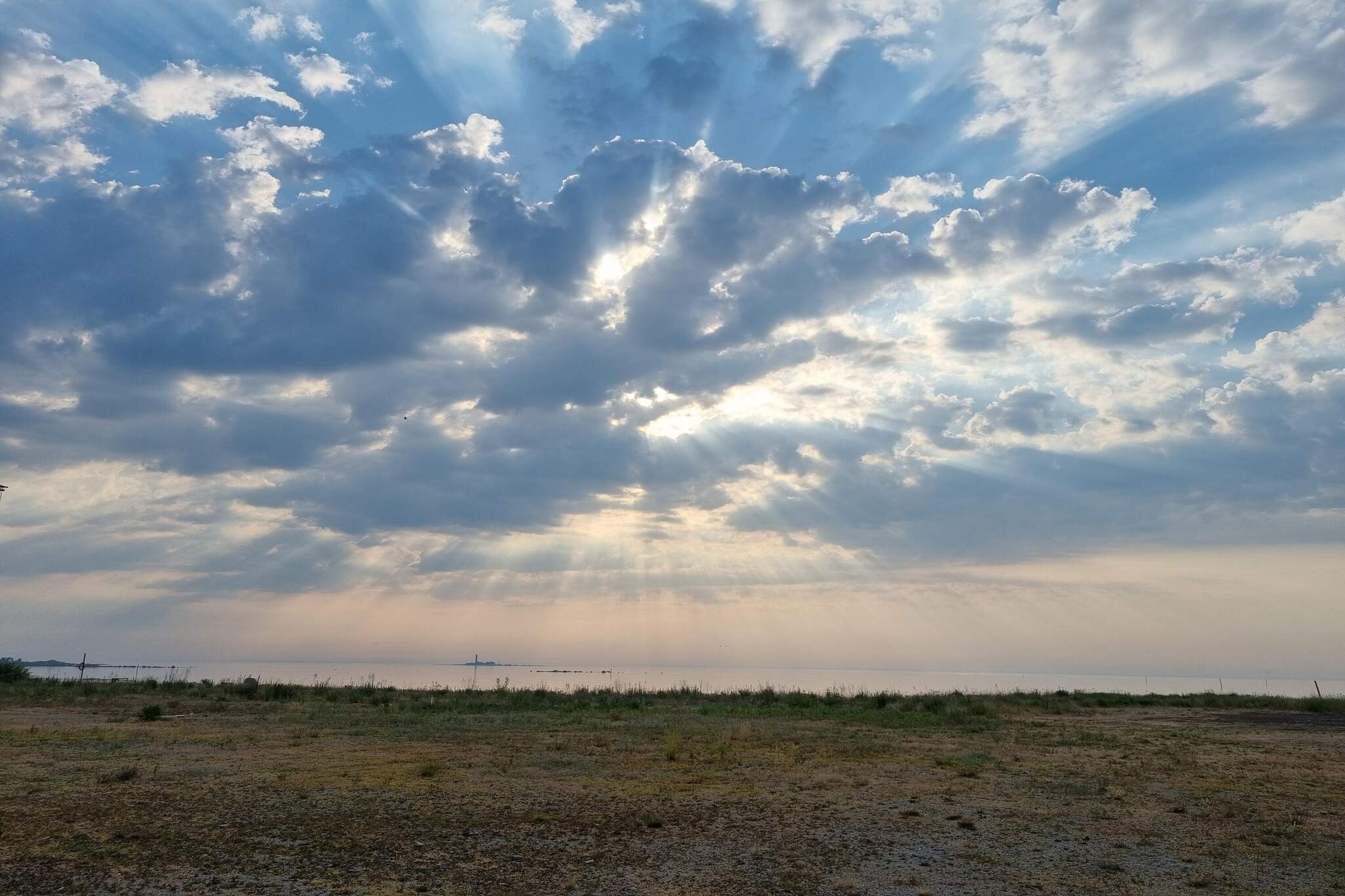 Kitchen(cooker(electric), hood, coffee machine, microwave, fridge-freezer, high chair), Living/bed room(TV(swedish TV channels), chromecast), bedroom(double bed), bedroom(2x bunk bed), bathroom(washbasin, shower, toilet, washing machine), conservatory(garden furniture, BBQ, play equipment), heating(electric), garden, air to air heatpump