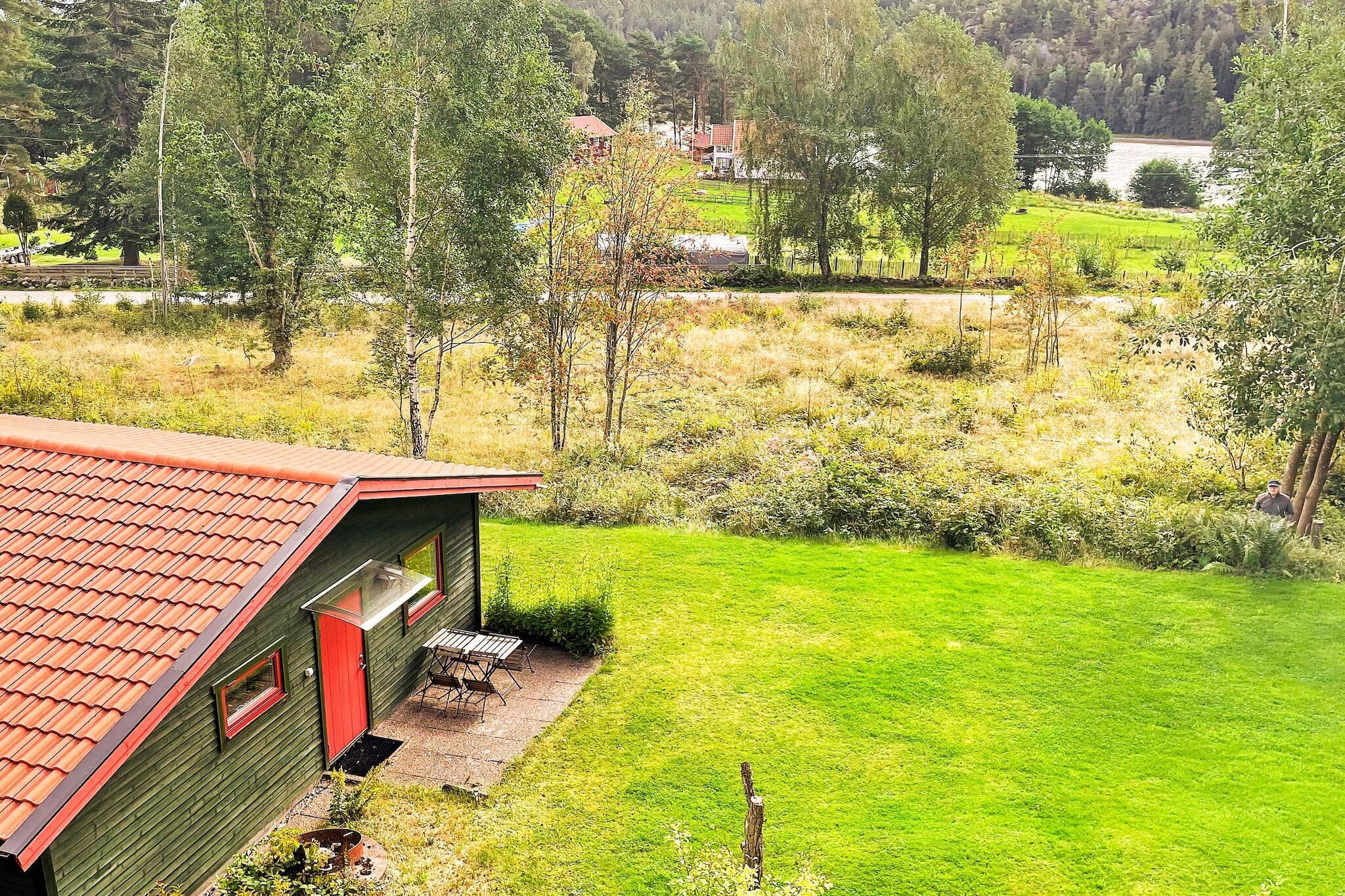 Welcome to HenÃ¥n on Orust and the fantastic nature at RÃ¥nÃ¤s. Here you can enjoy the bathing suit's distance from all the day's dives in the sea, with sand between your toes, rocks to sunbathe on or why not a lovely walk. The guest house, which is best suited for the &quot;little family&quot;, is located right on the mountain with its own boules court and patio with barbecue, soft lawn for sun and nice relaxation. It has a combined living room with dining area and bookshelf with exciting books to read. Kitchen with stove (2 plates), kitchen fan, oven, refrigerator with freezer compartment, microwave, coffee maker, kettle and high chair. In the living room you can make the sofa into a double bed - 140cm. A separate bedroom with a bunk bed - 80 / 120cm. There is fiber and wi-fi. A bathroom with toilet, sink and shower. If a washing machine is needed, it can be solved by the owner at a small cost. The surrounding nature is teeming with wildlife. Here you can see both deer, elk and fox. Valeberget, which was once used as an ancient castle, has a bird sanctuary, but from the southeastern part of the mountain, for those who do not suffer from fear of heights, the opportunity to view the magically beautiful view 60 meters above sea level. The fjord outside is 70 meters deep and here you can get nice fish for those who are eager to try their luck at fishing. The center of HenÃ¥n is less than 6 km with many good shops, system companies, banks, libraries, restaurants, tourist offices and more. HenÃ¥n also arranges a number of events during the summer. If you are hungry for shopping, you should not miss a visit to GÃ¶ksÃ¤ter where you can shop everything &quot;between heaven and earth&quot; for really good prices. At Orust there are opportunities for many activities for both large and small, such as kayaking, diving, fishing, golf or just enjoy a cooling swim in the sea. NÃ¶jesstaden GÃ¶teborg 80 km. Welcome to enjoy a wonderful holiday!