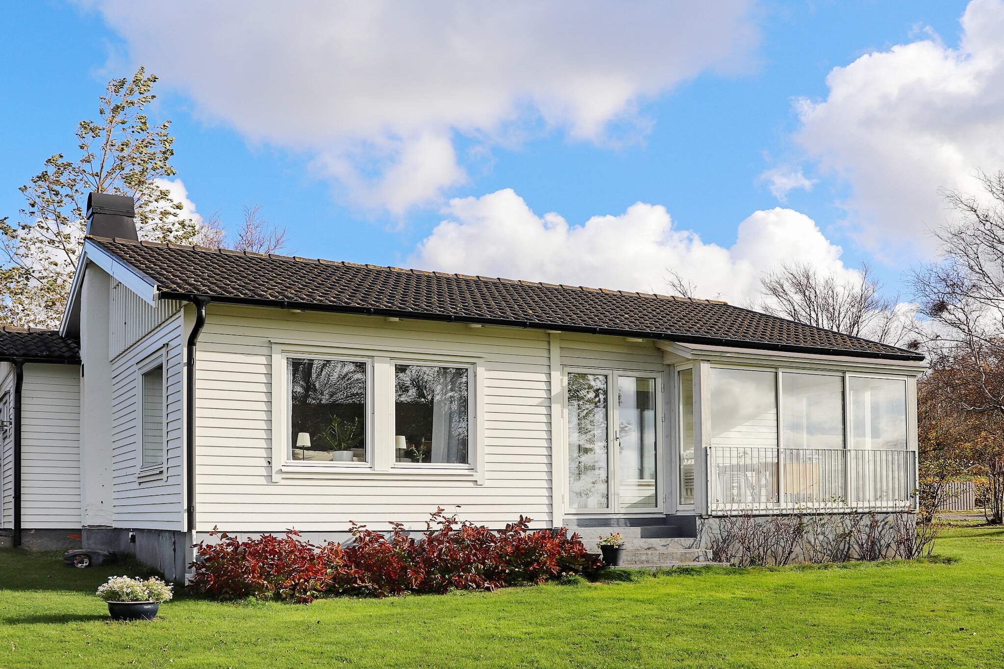 A newly renovated holiday home (2018) with sea views and walking distance to the sea. The cottage is located in a small cottage area. The plot is generous and child friendly. Enjoy wonderful summer days and evenings overlooking the salt-sprinkled sea. After a short walk along the sea you come to a larger public bathing area with a small summer shop. Proximity to both Falkenberg and Varberg. The cottage is located at the end of the small road down to the sea. From the entrance you have a bathroom with both shower and washing machine and dryer. To the right is a larger bedroom with a double bed. The heart of the house is the spacious living room with an open kitchen and dining area. Here is the living room with fireplace, comfortable seating and a modern TV. Throughout the house there is mobile broadband and free wifi. There are two smaller bedrooms with bunk beds (in one bedroom the lower bed is 120cm). From the living room you come out to a glazed conservatory. Here you enjoy a little cooler evenings and have a wonderful view of the sea. With entrance from the outside on the gable of the house there is an extra toilet with shower. The plot is spacious and child friendly. There is outdoor furniture and a barbecue as well as a sandbox for the children. It is possible to swim in the shallow bay below the cottage. There are also several places that are bird sanctuaries. Nearby is BjÃ¶rkÃ¤ngs Camping, where there is a large sandy beach. It is close to a small summer shop, kiosk, dining and mini golf. Beach volleyball nets are available on the beach and there is also a demarcated area especially for kitesurfing. Within easy reach you have TrÃ¤slÃ¶vslÃ¤ge with its idyllic harbor, restaurant, pizzeria, fast food, mini golf and the very well-attended ice cream bar Tre Toppar where people are happy to stand in line to buy the good ice cream. There is also a nice beach. Varberg is a real summer town with a throng of people, taverns, cafes and dance venues, everything that belongs to a summer town. The massive Varberg Fortress guards the entrance to the harbor and can be seen in the distance. Take a walk down into the bastions and casemates, follow from the 13th century to our own time. If you go south, you will soon reach the nice summer town of Falkenberg with its fine selection of cafes, shops and restaurants. Here is also the fantastic long sandy beach at Skrea. Another nice excursion destination is Ã…kulla beech forests and for those of you who are technically interested, it is not far to the world heritage Grimeton. For those interested in golf, there are several nice golf courses nearby, the closest being Varbergs Gk. The cottage is not rented to youth groups.  Towels are included when booking bed linen.