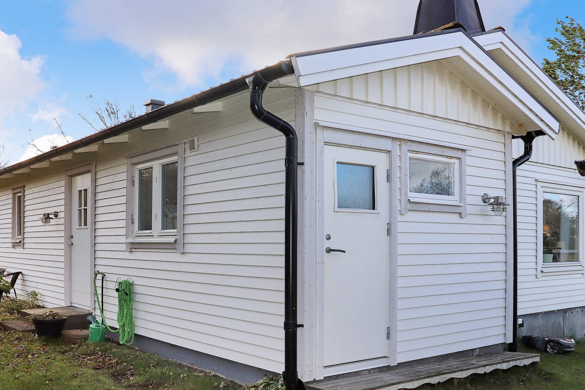 Internet Access DSL, open kitchen(cooker(electric), hood, coffee machine, microwave, dishwasher, fridge-freezer, high chair), Living/bed room(TV, chromecast), bedroom(double bed, cot), bedroom(double bed, bunk bed), bedroom(2x bunk bed), bathroom(tumble dryer, washbasin, shower, toilet, washing machine), bathroom(washbasin, shower(reachable from the outside), toilet(reachable from the outside)), conservatory, heating(electric), garden furniture, BBQ, parking, play equipment