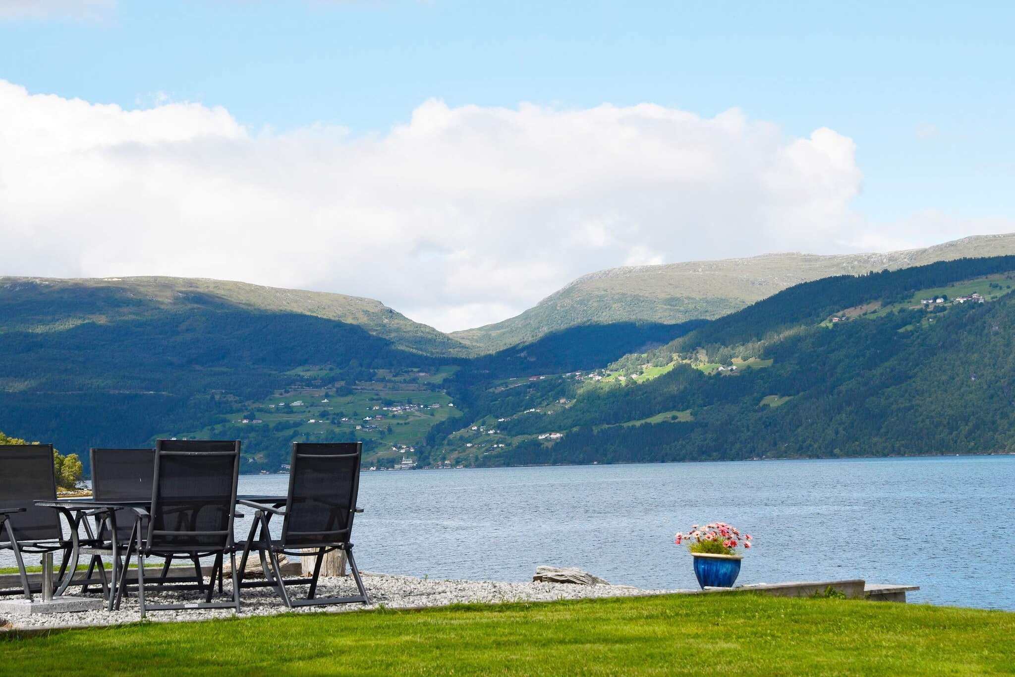 Internet Access DSL, open kitchen(cooker(electric), hood, coffee machine(filter), dishwasher, fridge, freezer(200-249L), washing machine), Living/bed room(25 m2)(TV(satellite, norvegian TV channels )), bedroom(double bed), bedroom(single bed), bedroom(double bed), bathroom(washbasin, shower, toilet), heating(electric), garden, garden furniture, BBQ, parking