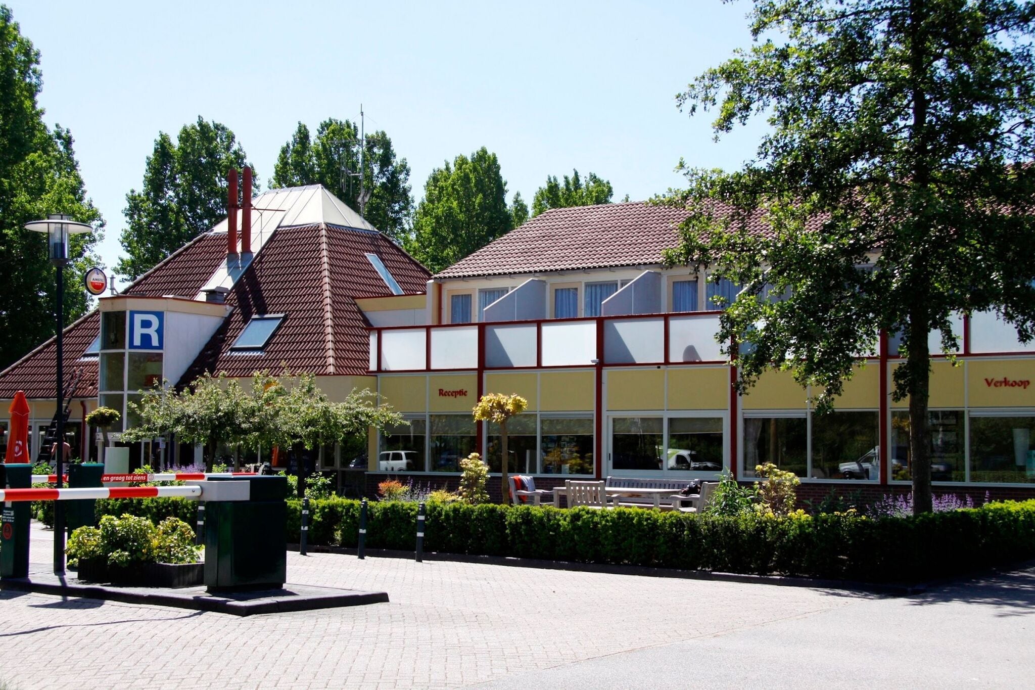 Modern chalet in Noord-Scharwoude with garden