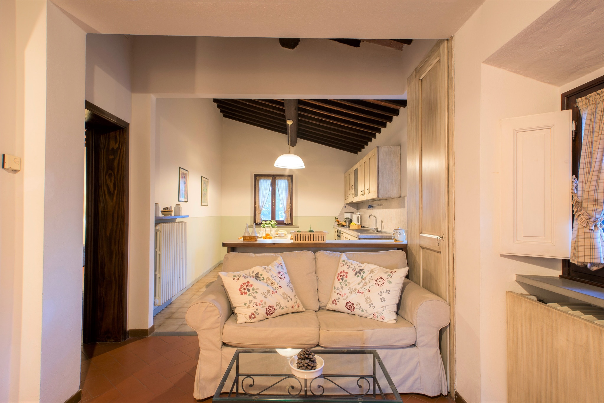 Submit yourself to the true beauty of nature in this rural apartment in the Italian Castelfiorentino and enjoy a wonderful holiday with the family. There is room for 5 people, thanks to 3 bedrooms. Moreover, a shared swimming pool, a terrace and a private garden will be at your disposal.
Start the day with a healthy walk through the forest that is just 500 m from the accommodation. The city center of Castelfiorentino is approximately 7 km away and you will find numerous fantastic restaurants where you can taste the world-famous Italian cuisine. A visit to the beautiful Florence, where the Headquarters of Gucci is located, among other things, is also possible.
Take a refreshing dip in the shared swimming pool and enjoy a homemade breakfast in the garden. The table tennis table is shared with other guests and the open kitchen is equipped with all conveniences.
The pool is open from May to September.