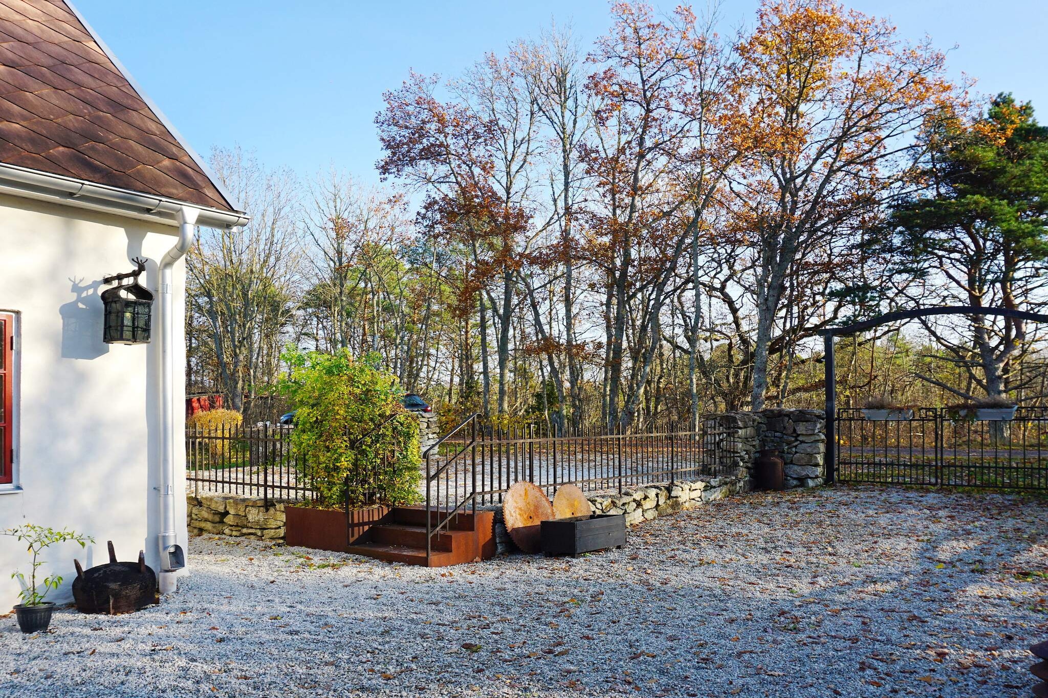 Internet Access DSL, open kitchen(cooker(electric), hood, coffee machine, microwave, fridge-freezer, water from well), Living/bed room(TV, fireplace, chromecast), bedroom(double bed), bedroom(2x single bed), bathroom(floor heating)(washbasin, shower, toilet, washing machine), garden furniture, BBQ, parking, air to air heatpump