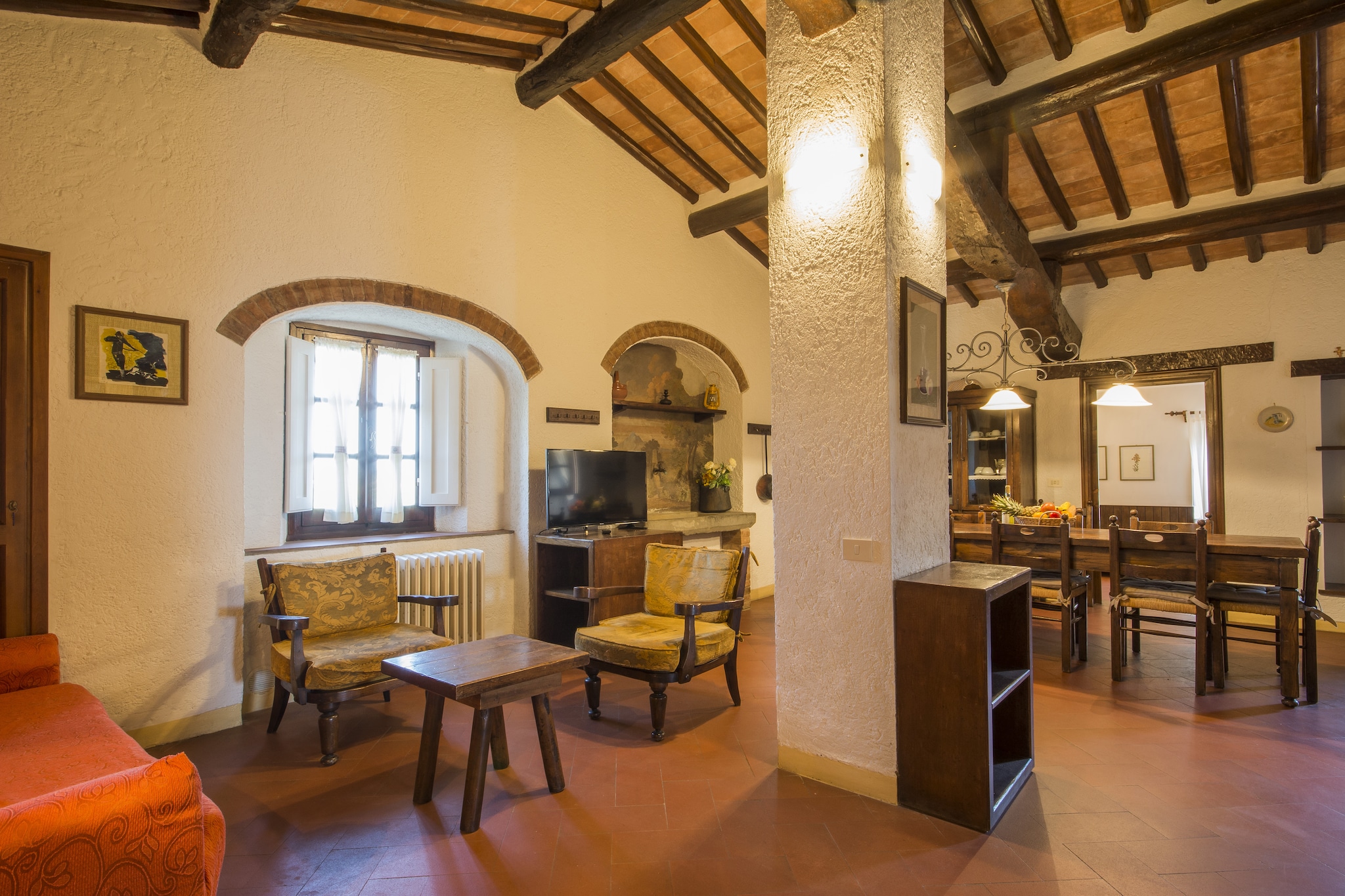 Escape to the heart of Tuscany and experience pure comfort in this charming rustic farmhouse near Castelfiorentino. Perfect for families, the house accommodates up to 7 guests with its 3 welcoming bedrooms and 2 bathrooms. Designed for relaxation and togetherness, it offers access to a shared swimming pool, a sun-kissed terrace, and a lush garden where every day begins and ends with the beauty of the Italian countryside.
Wake up to the scent of fresh air and start your morning with a walk through the forest just 500 m away. Later, discover the warm hospitality of Castelfiorentino, only 7 km from your doorstep, where traditional trattorias and restaurants invite you to indulge in world-famous Italian flavors. For a day trip, the vibrant city of Florence—home to art, history, and the headquarters of Gucci—is within easy reach.
Back at the farmhouse, cool off with a refreshing swim in the pool (open May–September), linger over a homemade breakfast in the garden, or gather around the barbecue for an evening feast under the stars. Children and adults alike can share laughs over a game of table tennis, creating memories to cherish.
Whether you’re exploring Tuscany’s treasures or simply savoring its slow rhythm, this farmhouse is a welcoming retreat where rustic charm and modern comfort meet.