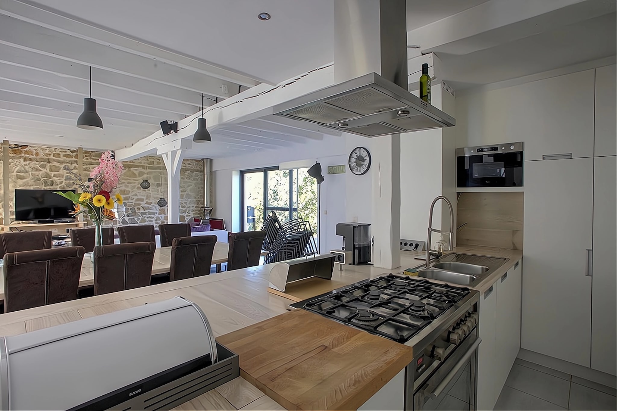 Ground floor: (open kitchen(dining table(10 persons), electric kettle, toaster, cooker, coffee machine, oven, microwave, dishwasher, fridge-freezer), Living/diningroom(TV(international television channels), fireplace, seating area, seating area), toilet, pantry(fridge-freezer))\n\nOn the 1st floor: (bedroom(double bed(boxspring, 200 x 220 cm), heating(electric)), bedroom(double bed(boxspring, 200 x 220 cm), heating(electric)), bedroom(double bed(boxspring, 200 x 220 cm), heating(electric)), Bedroom with bathroom(double bed(220 x 230 cm), bath tub, shower, washbasin, toilet, heating(electric), air conditioning), Bedroom with bathroom(double bed(220 x 230 cm), bath tub, shower, washbasin, toilet, heating(electric), air conditioning(mobile)), bathroom(shower, washbasin, toilet, heating(electric)))\n\ngarage, dining table(10 persons), stove, streamingservice, tumble dryer, bathtub or shower, washing machine, patio, terrace, garden, garden furniture, sun loungers, BBQ(charcoal), parking, deckchairs, parasol, party games