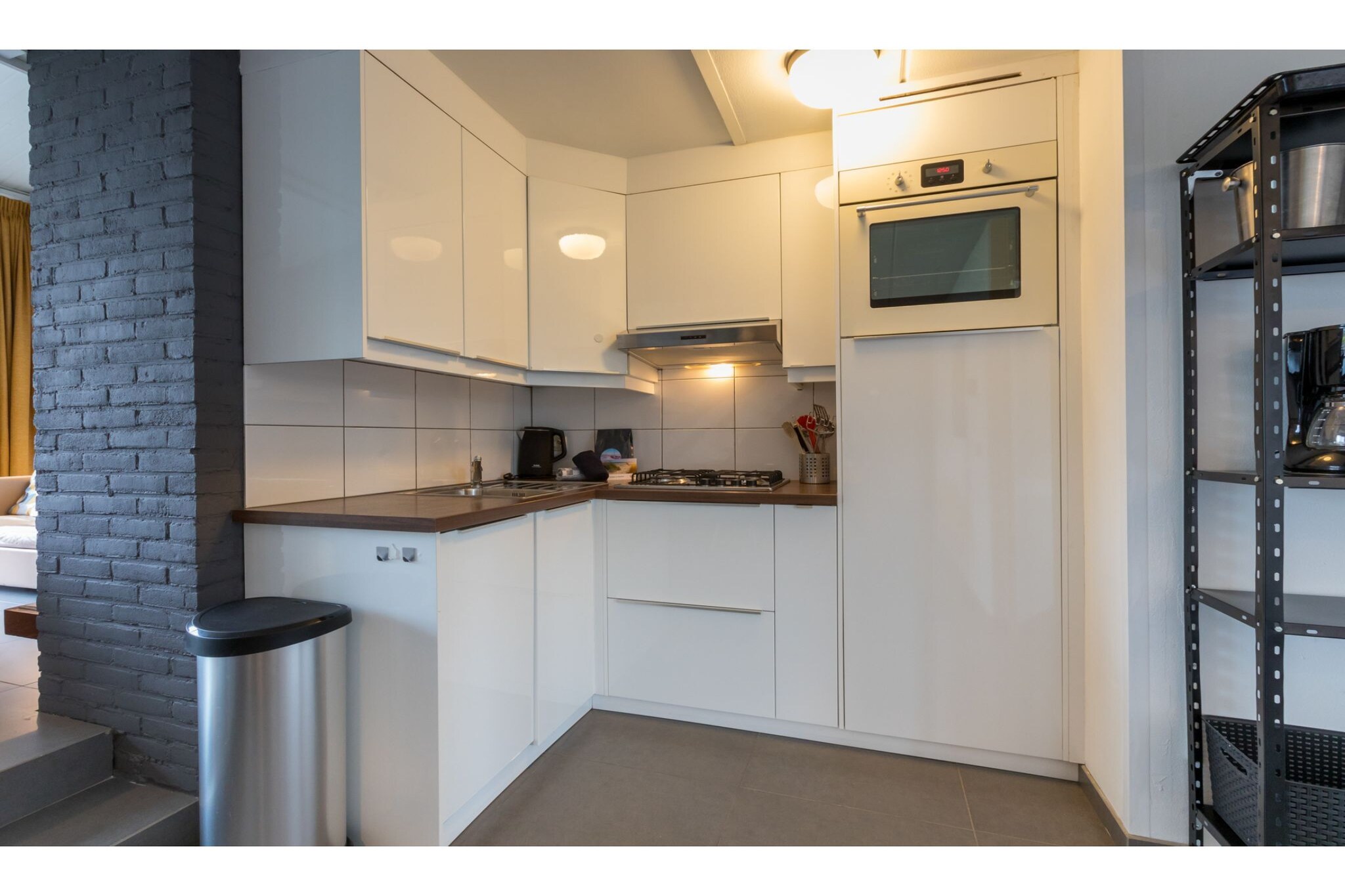 Ground floor: (open kitchen(combination microwave, dishwasher, washing machine), Living/diningroom(TV, dining table, seating area), bedroom(double bed))\n\nOn the 1st floor: (bedroom(double bed), bedroom(bunk bed), bathroom(shower, washbasin))\n\ngarden(fenced), garden furniture, parking