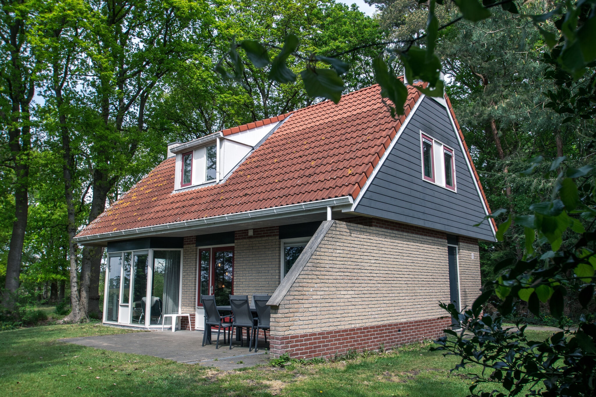 Royaal vakantiehuis met terras nabij natuurpark in Lemele