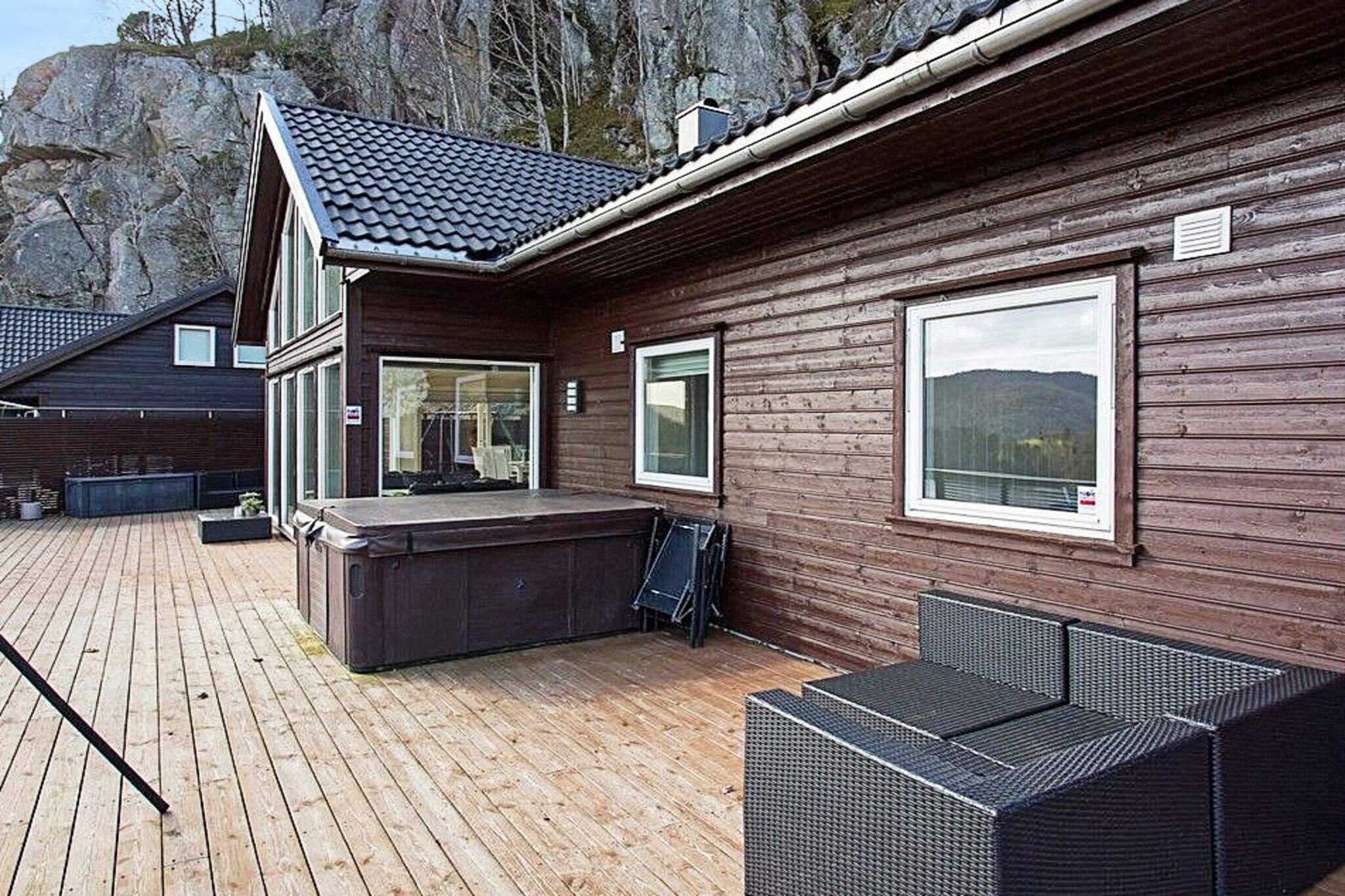 open kitchen(floor heating)(cooker(electric), hood, coffee machine(filter), waffle iron, microwave, dishwasher, fridge, freezer(100-139L), tumble dryer, washing machine, high chair), Living/bed room(floor heating, 60 m2)(TV(satellite, norvegian TV channels ), DVD player), bedroom(floor heating)(2x single bed), bedroom(floor heating)(2x single bed), bedroom(2x single bed), bedroom(2x single bed), bathroom(floor heating)(bathtub or shower, washbasin, toilet), heating(electric), garden furniture, BBQ, parking, fish cleaning table
