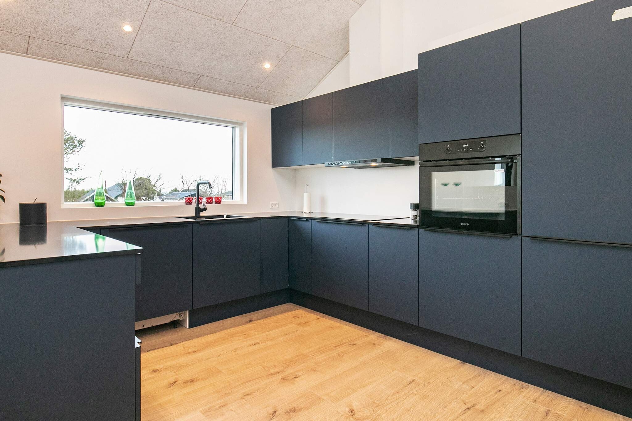 Kitchen(cooker(electric), coffee machine, microwave, dishwasher, fridge-freezer), Living/bed room(TV, chromecast), bedroom(double bed), bedroom(double bed), bedroom(double bed), bedroom(double bed), bathroom(washbasin, shower, toilet), bathroom(washbasin, shower, toilet), mezzanine(2x single bed), TV, game computer, Bubble bath(outside, heated, 7 persons), Bubble bath(indoor, heated, 2 persons), heating(electric), terrace, garden, garden furniture, darts, billiards, air to water heatpump