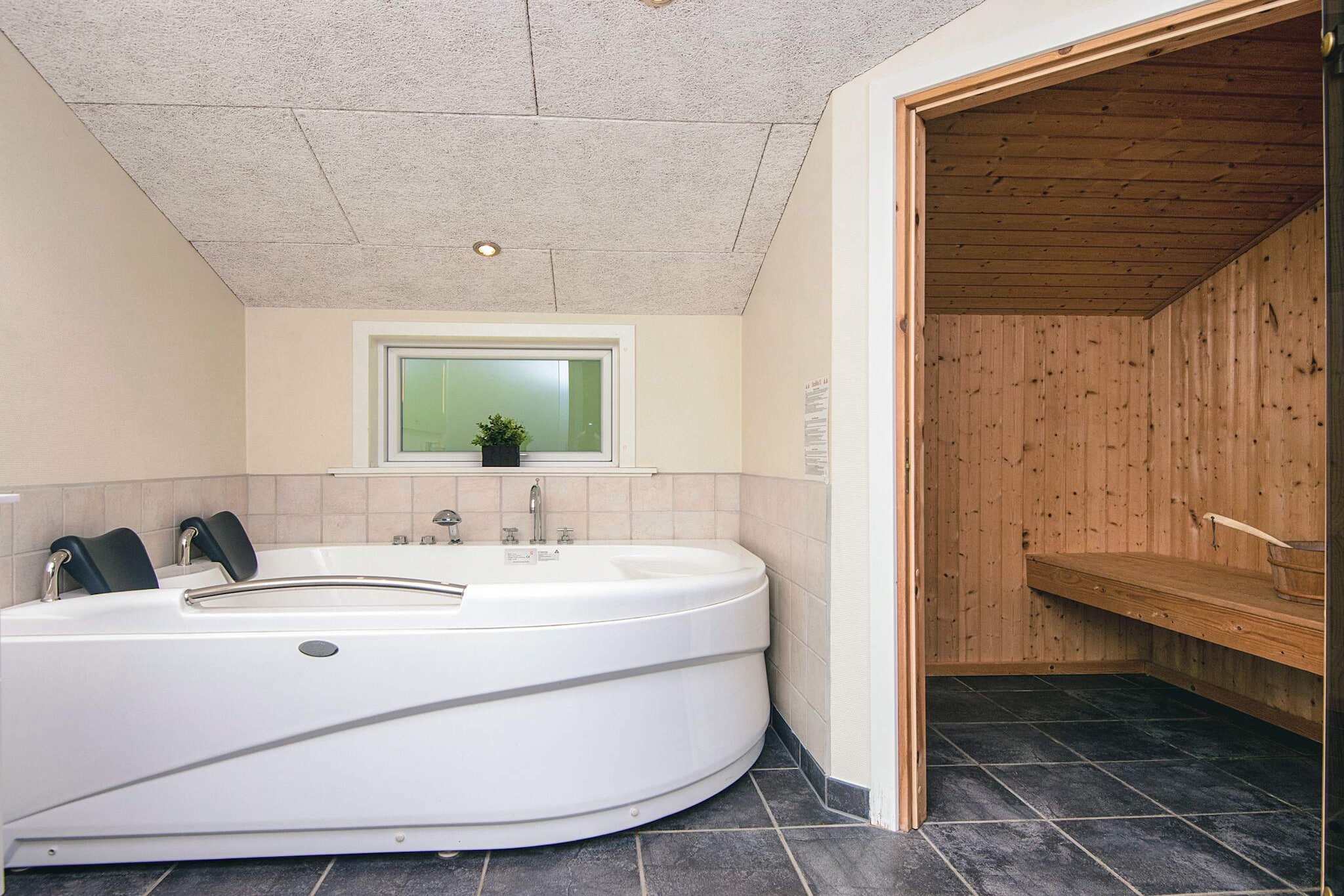 8 Personen Ferienhaus in Oksbøl-By Traum - Wellnessbereich