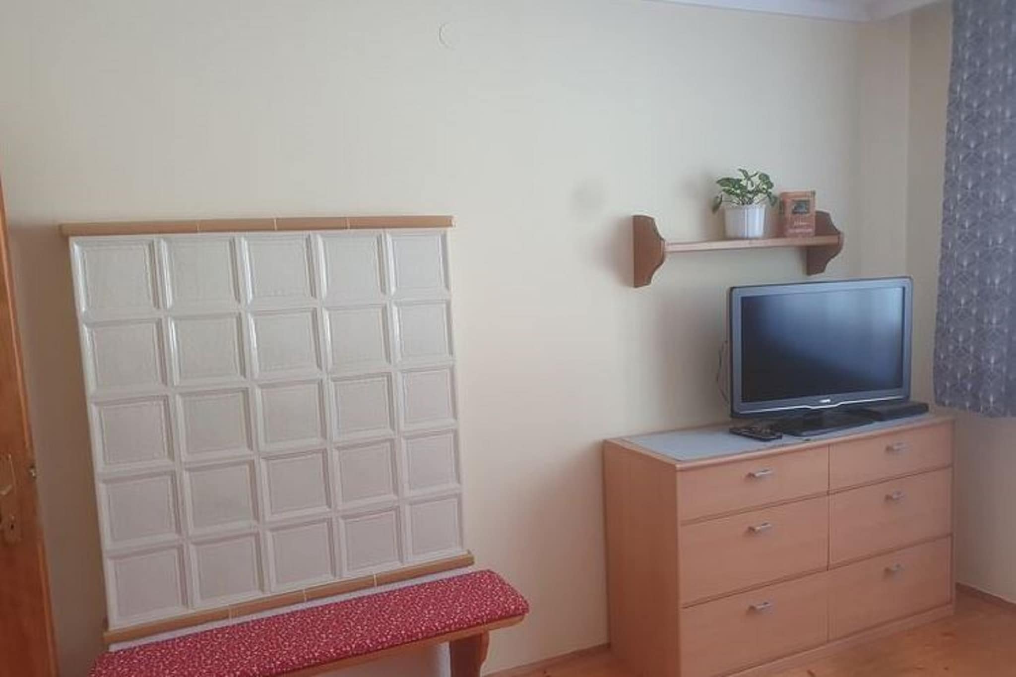 Ground floor: (Kitchen(dining table, stove, electric kettle, oven, dishwasher, fridge), Living/bed room(single sofa bed, TV, dining table), bedroom(double bed, TV), bedroom(double bed, TV), bedroom(single bed), bathroom(bath tub, shower), toilet, conservatory(dining table))\n\nBasement: (shared room, seating area)\n\nbalcony or terrace, garden, BBQ, parking