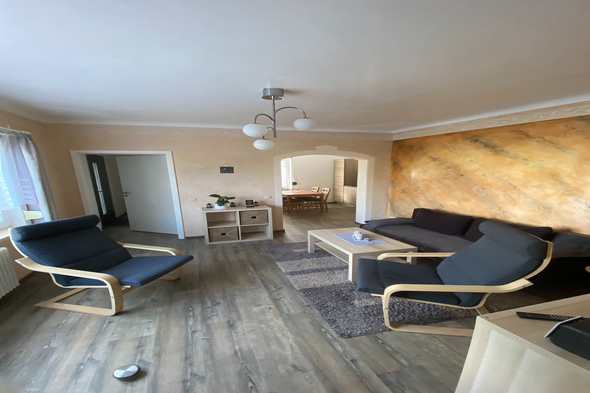 This cozy, fully furnished holiday apartment in Waltershausen, OT Winterstein, is perfect for those looking for a peaceful retreat. Located on the ground floor of a two-family house, the apartment features a small terrace in the front yard and a separate entrance for your privacy.

The location is ideal for outdoor enthusiasts, with well-marked hiking trails to the Inselsberg and the Thuringian Rennsteig just nearby. The spa town of Bad Tabarz (4 km away) offers grocery shopping, thermal baths, and the chance to take a scenic ride on the Thuringian Forest Railway to Gotha.

Day trips to nearby cities are a must! Visit Eisenach (24 km), Gotha (26 km), Erfurt (56 km), Weimar (71 km), or Eschwege (62 km). For family fun, the Inselsberg Fun Park (10 km) and Mini-a-ThÃ¼r in Ruhla (14 km) offer great activities for all ages.

In the summer, take a refreshing dip in the swimming pool, just a 5-minute walk away.