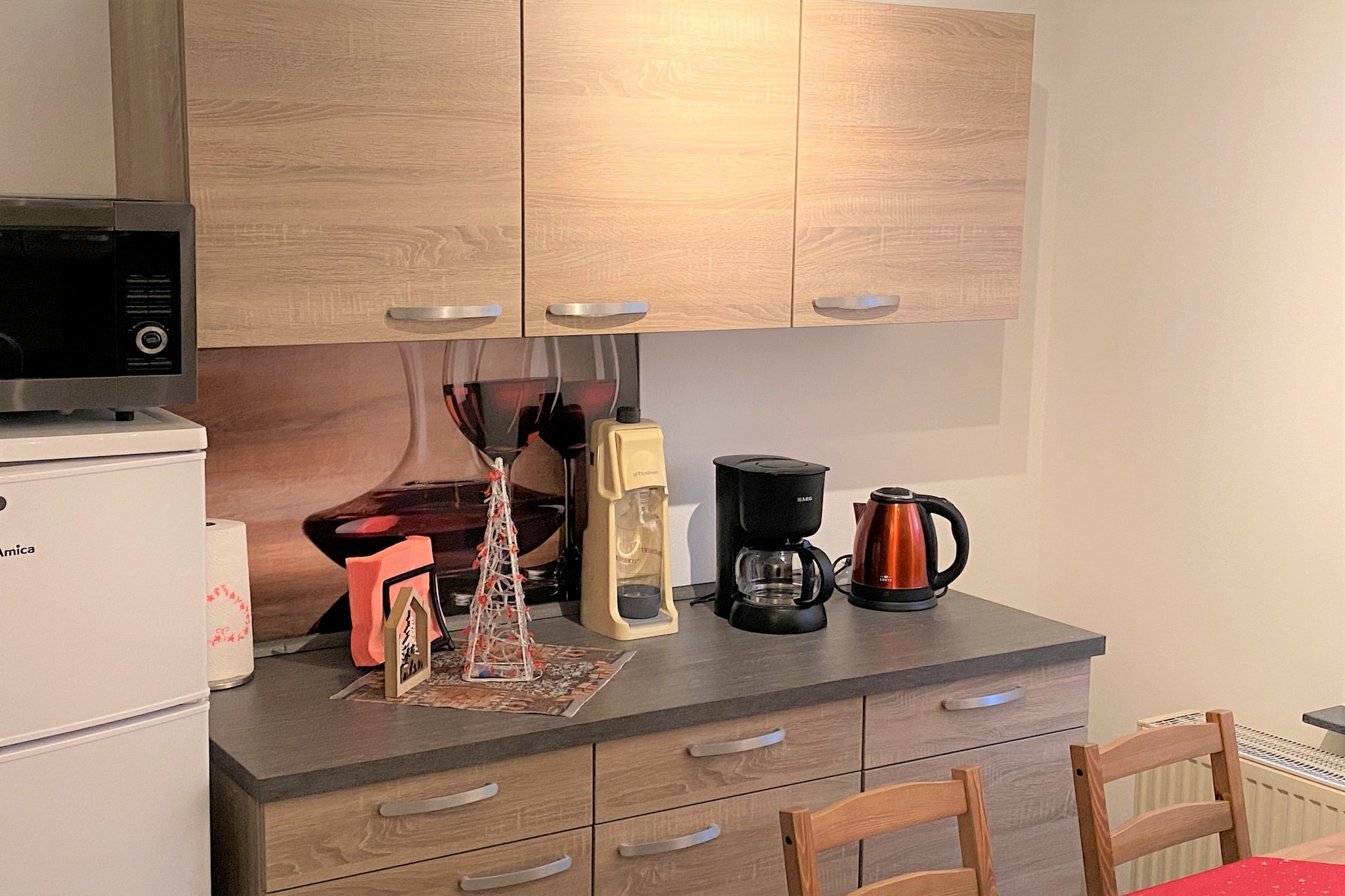 Ground floor: (Living room(double sofa bed, TV(flatscreen, satellite), seating area, radio), Kitchen(electric kettle, toaster, cooker(2 ring stoves, ceramic, electric), coffee machine(filter), combination microwave, fridge(+ freezer)), bedroom(single folding bed, double bed(180 x 200 cm)), bathroom(shower, washbasin, toilet, hairdryer))\n\nbathtub or shower, heating(gas), terrace(private, 16 m2), garden furniture, BBQ(on request, charcoal), parking, parking, parasol, darts, children\'s bed, party games, insect screens, Sunscreen, Towels/Sheets (Incl.)