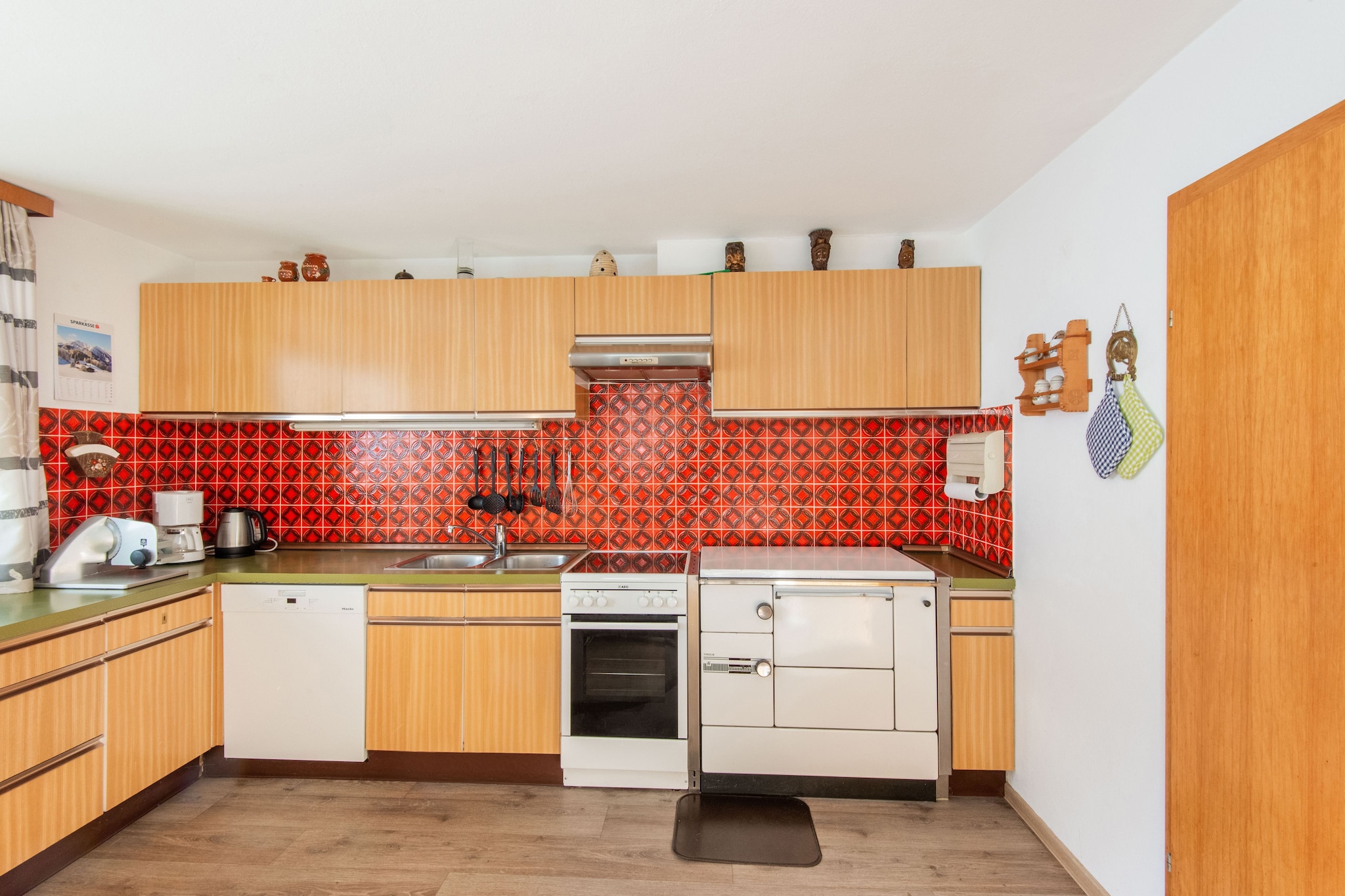 Ground floor: (Living room(seating area), Kitchen(toaster, cooker(4 ring stoves, ceramic), coffee machine, oven, dishwasher, fridge), bedroom(double bed), bathroom(shower, washbasin, toilet))\n\nOn the 1st floor: (bedroom(double bed), bedroom(double bed), bedroom(double bed), bathroom(shower, washbasin, toilet), bathroom(shower, washbasin, toilet), bathroom(shower, washbasin, toilet))\n\nOn the 2nd floor: (Living room(TV, seating area), bedroom(double bed), bathroom(shower, washbasin, toilet))\n\nbalcony, parking