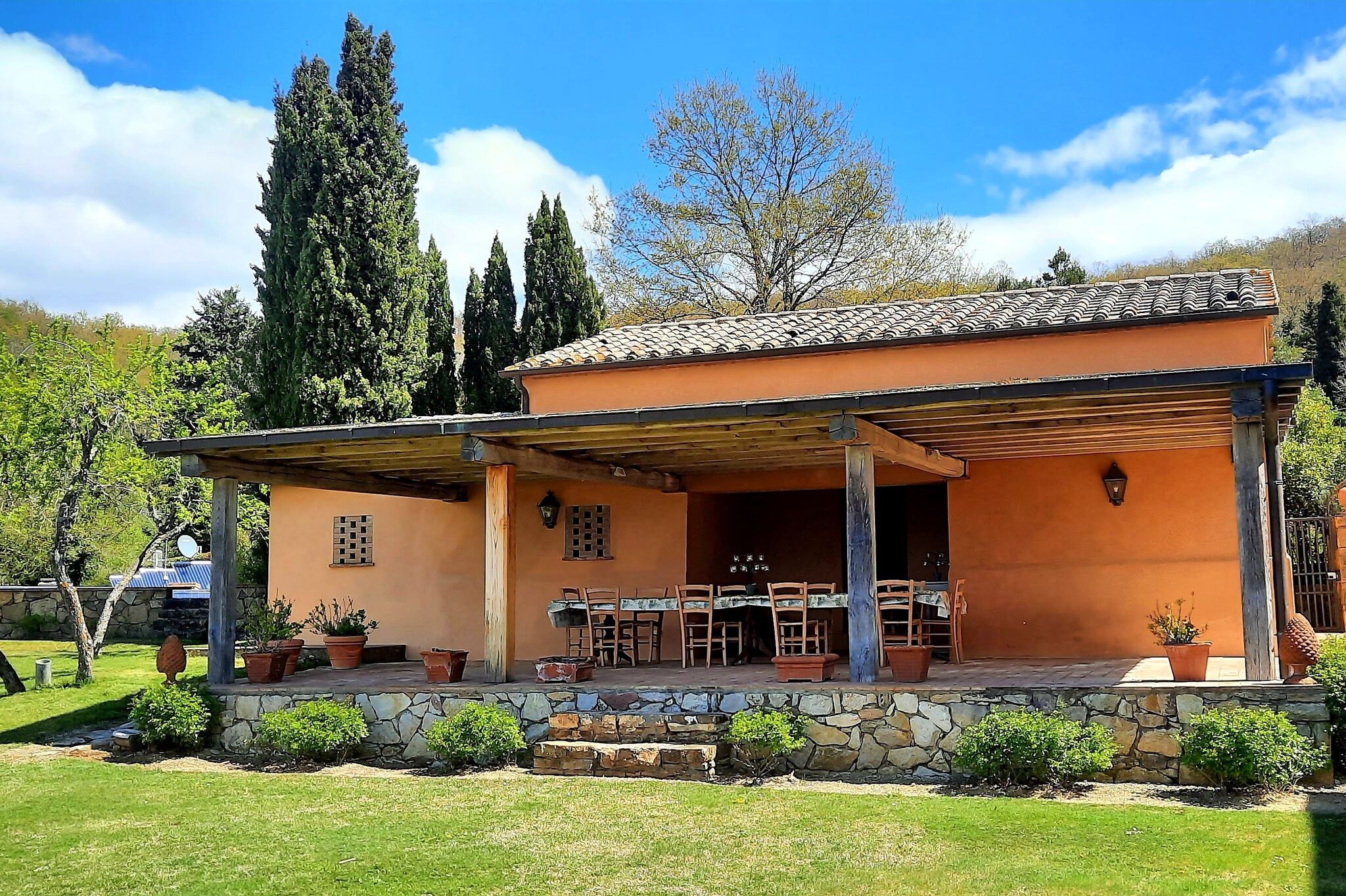 Ruhiges Ferienhaus in San Casciano dei Bagni mit Garten