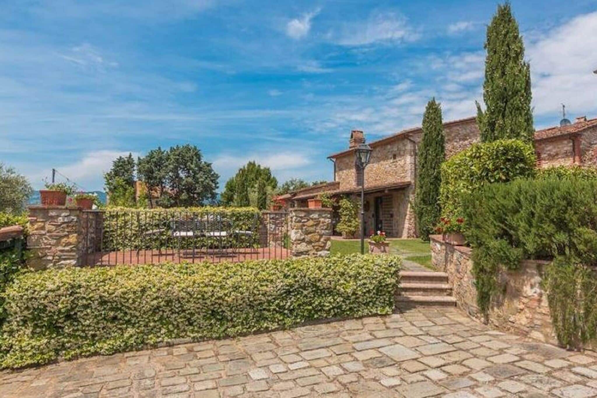 Fijn vakantiehuis in Monsummano Terme met tuin