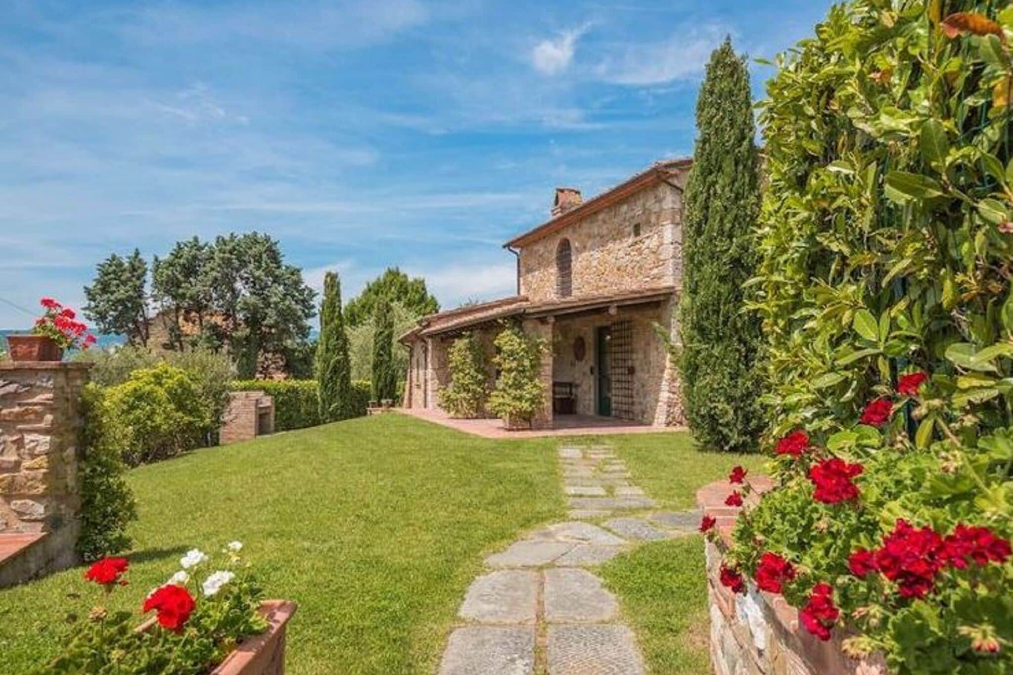 Fijn vakantiehuis in Monsummano Terme met tuin