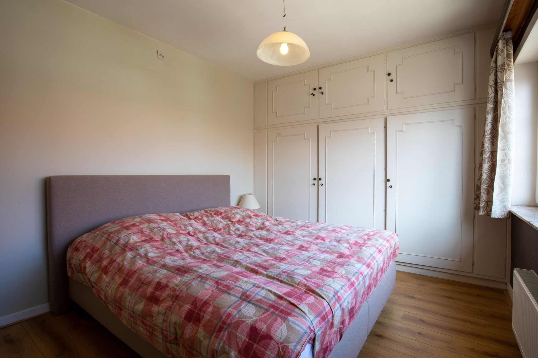 Ground floor: (bathroom(shower, washbasin, toilet), toilet, garage, fridge)\n\nOn the 1st floor: (hall, Living room(TV, dining table, seating area), Kitchen(hob, oven, combination microwave, fridge))\n\nOn the 2nd floor: (bedroom(double king size bed), bedroom(double king size bed), bedroom(bunk bed), bathroom(hip bath, washbasin, toilet))\n\nAttic: (playroom)\n\ngarage, coffee machine, microwave, bathtub or shower, washing machine, heating, terrace, garden, garden furniture, sun loungers, parking