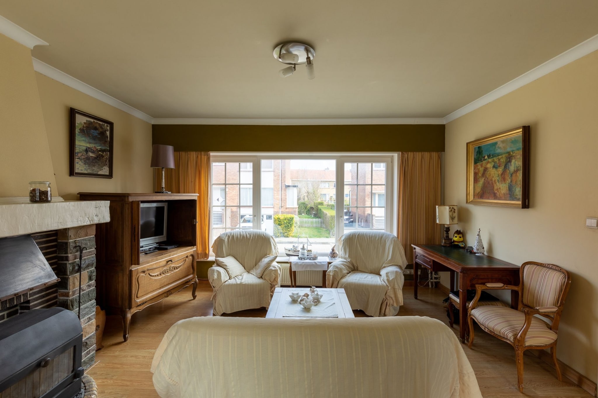 An optional utilities and service fee of EUR 135,00 will be charged before your arrival. Details are given below.<br> This comfortable holiday home is located in the Belgian coastal city of Oostende in the West Flanders. It guarantees a relaxing holiday and is ideal for a family or a group of 6 friends. You can buy the general supplies at the supermarket and enjoy the delicacies of the restaurants nearby. Oostende has a beautiful, historic city center and nice shopping streets. Visit the many churches or spend a sunny day on the beach. A visit to Fort Raversyde, Restaurant De Baron or Restaurant Ensorito is also very worthwhile. The kitchen is well-equipped to prepare all kinds of meals. For the children there is a play area on the third floor. Outside on the terrace, you can enjoy the fresh air and soak in the lovely winter sun. Parking facility will keep your cars safe. <br><b> Optional Utilities & Service Package </b><br><b> An optional utilities and service package of EUR 135,00 </b> can be selected prior to your arrival. You will receive a separate communication with the payment link should you wish to include it.<br>This package ensures a seamless stay and conveniently covers services such as final cleaning, utility consumption, service support, and protection against minor damages or incidental costs during your stay.<br>Guests who prefer may manage these services independently, provided the property is returned in good order at check-out.