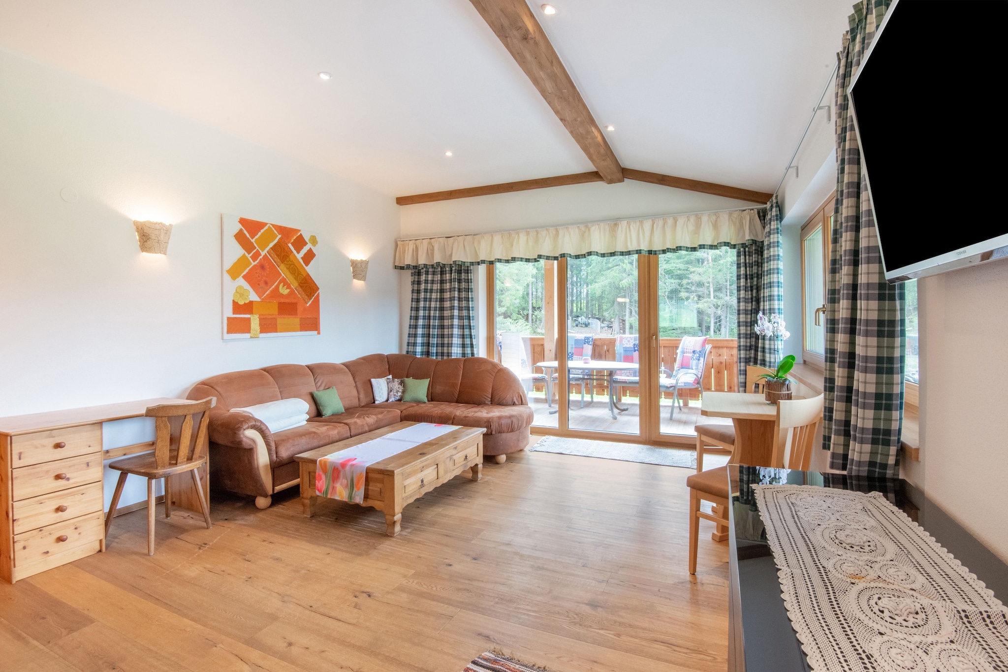 Relaxing holidays, a dreamy, quiet location and a cosy, modern ambience - all this awaits you in this well-equipped holiday flat in Saalfelden am Steinernen Meer. Families and friends will find the perfect accommodation for a holiday in the mountains here! 

The pretty holiday home is located 2 km from Saalfelden and only 15 minutes by car from the skiing areas Kitzsteinhorn, Maria Alm & Leogang-Saalbach-Hinterglemm. The Tauern Cycle Path and the hiking trail up to the Steinerne Meer start right outside the front door. You can walk to the next restaurant in 10 min. 

The holiday flat on the first floor impresses with its spacious living-dining area with open kitchen, large sofa bed, TV and cosy corner bench with dining table. The highlight of the flat when the weather is good, however, is the large furnished balcony where you can end the evening with a barbecue and a sundowner.  

