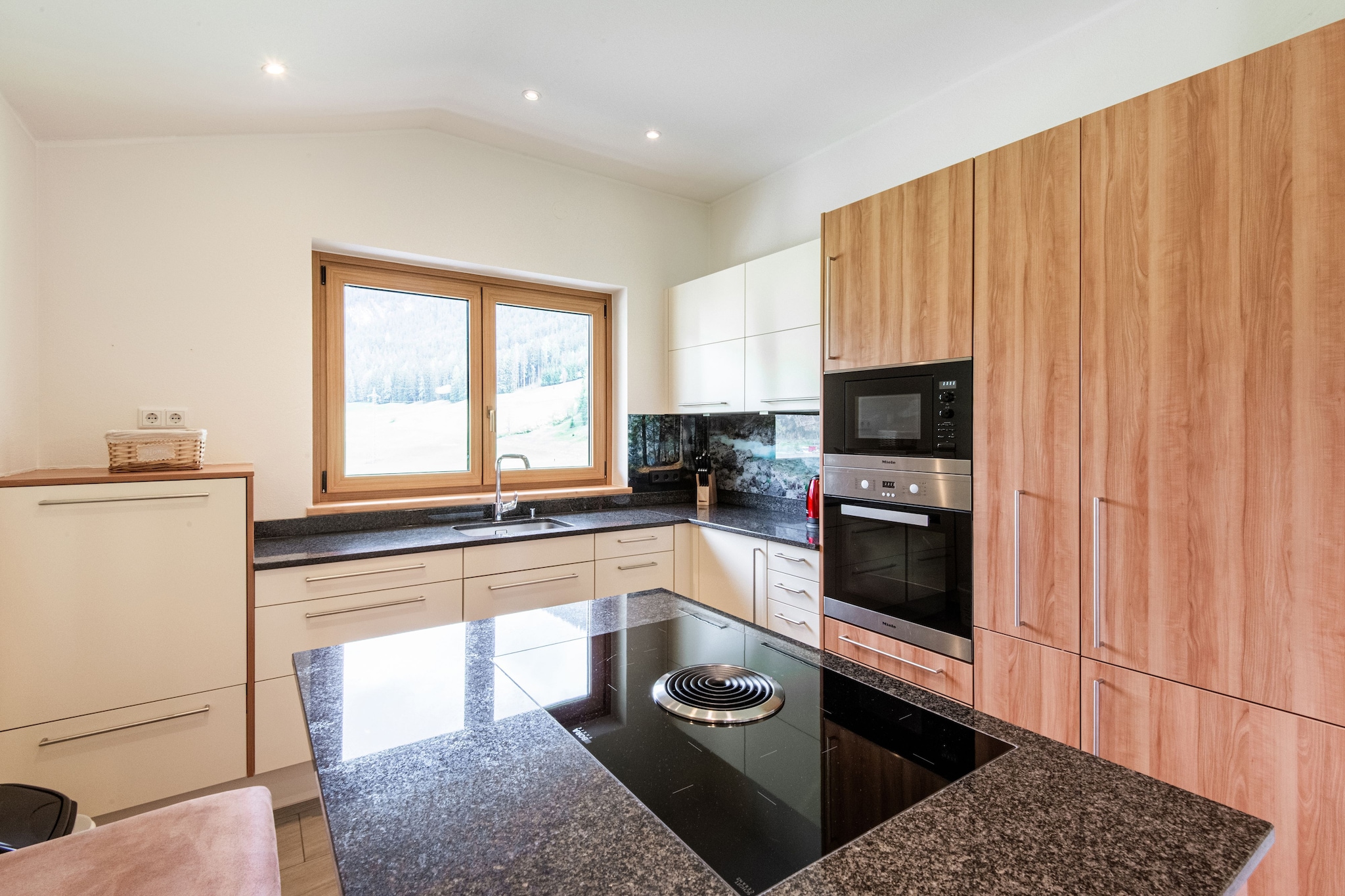 On the 1st floor: (Living room(double sofa bed, TV), open kitchen(stove, seating area, hob, electric kettle, coffee machine(cups), dishwasher, fridge), bedroom(double bed), bedroom(double bed), bathroom(bath tub, shower, washbasin), toilet(toilet))\n\ngrill, microwave, bathtub or shower, massage shower, washing machine, terrace, garden, garden furniture, BBQ, parking, deckchairs