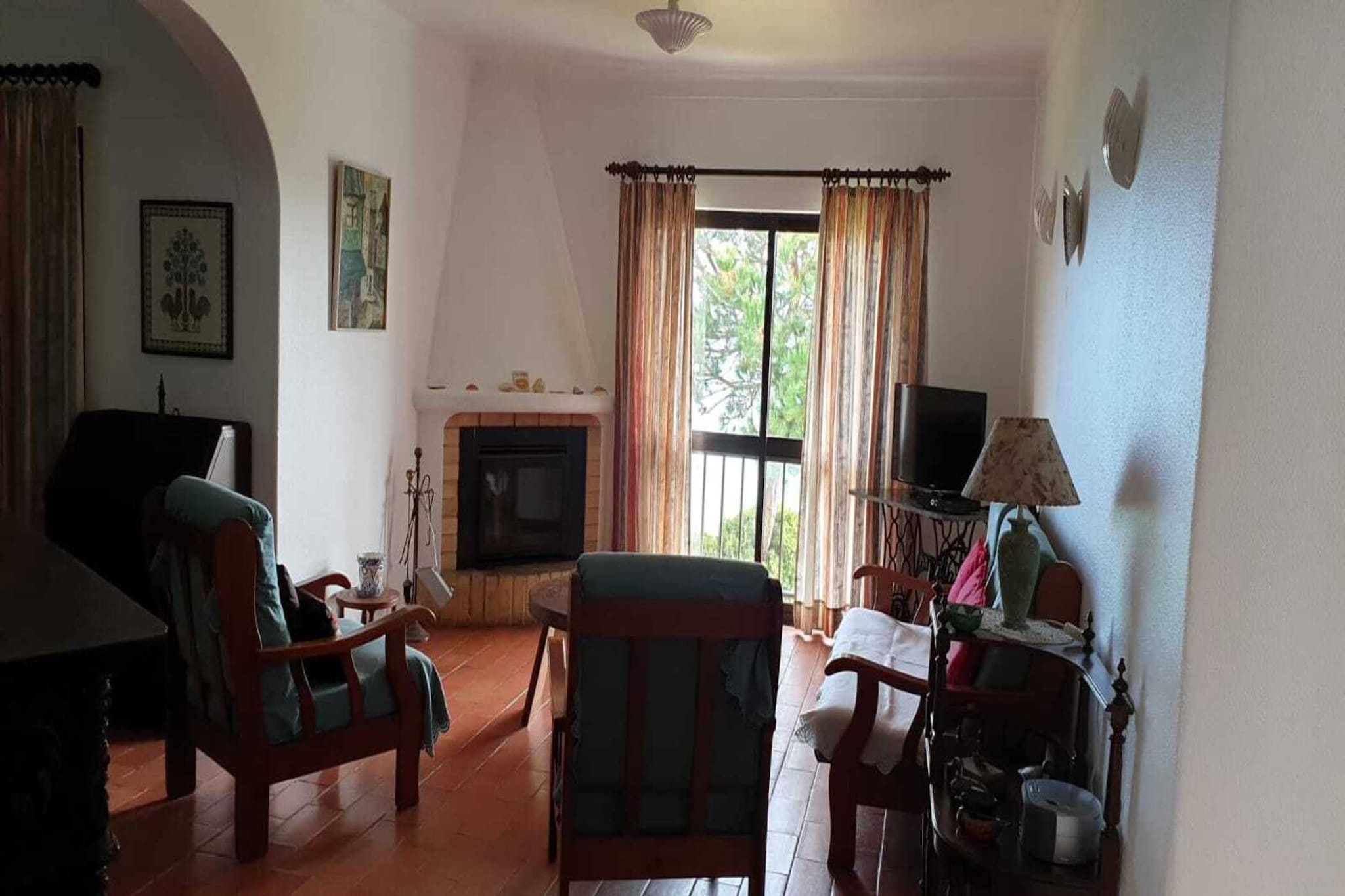 Ground floor: (bedroom(single bed, single bed, double sofa bed), bedroom(double bed), bedroom(double bed, baby crib(free)), bathroom(bath tub, toilet), bathroom(bath tub, toilet))\n\nOn the 1st floor: (Kitchen(electric kettle, toaster, cooker(gas), coffee machine, oven, microwave, dishwasher, fridge, freezer), Living/diningroom(TV(satellite, international television channels), fireplace, radio, CD player), bathroom(shower, toilet))\n\ncarport, washing machine, balcony, terrace, roof terrace, garden(shared with other guests), garden furniture, sun loungers, swimming pool(shared with other guests), Sunscreen