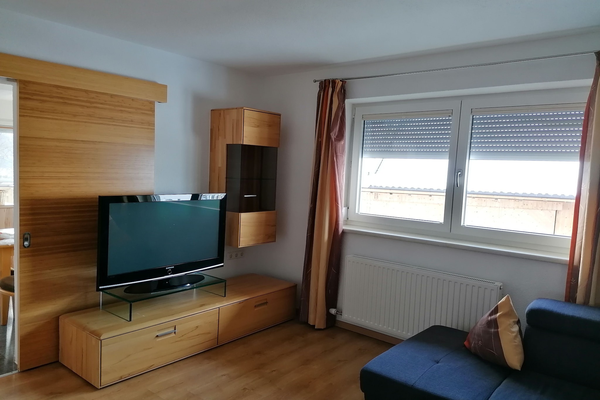 Ground floor: (Entrance, ski storage)\n\nOn the 1st floor: (Living room(TV, seating area), Kitchen(hob, electric kettle, toaster, hood, coffee machine, oven, dishwasher, fridge, freezer), bedroom(double bed(180 x 200 cm)), bedroom(double bed(180 x 200 cm)), bedroom(bunk bed(90 x 200 cm)), bathroom(bath tub, shower, washbasin), toilet, storage, terrace, garden furniture)\n\ngarden, garden furniture, sun loungers, parking