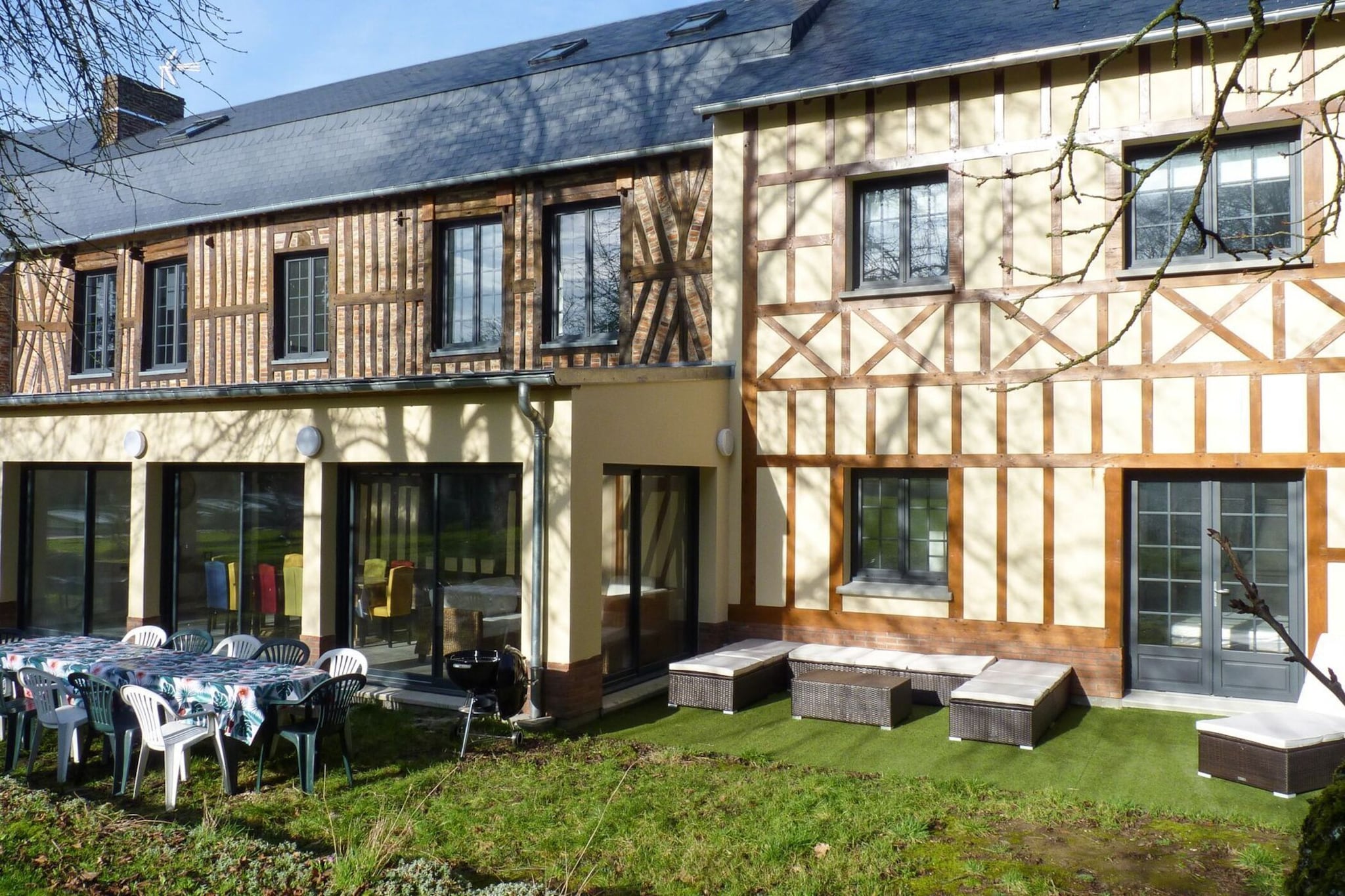 Typical Norman townhouse from the 18th century on the edge of the EU forest, under the bay of the Somme. Do you travel with family or friends? Then you are in the right place! The impressive half-timbered building was renovated in 2019 and offers the best living comfort with 75 m² living space, a state-of-the-art kitchen, 3 bedrooms and 3 bathrooms. The winter garden, the terrace with lounge corner and the beautiful garden lying on the south. Rest and relaxation just a few minutes drive from the vast beaches of the Norman coast. If you want, you can try boules or play a game of poker in the evening (poker table & maps available) Rieux is a small hamlet near the picturesque village of Blangy-sur-Bresle. The Seasons Le Tréport and Mers-les-Bain can be reached in less than 20 minutes by car. High steep cliffs tower over the wide pebble beaches, which expose huge sandy surfaces at low tide. In the north lies the bay of the Somme, one of the most beautiful bays in the world. In the southwest you reach the port city of Dieppe and the resort of Etretat with its spectacular rock formations, which are immortalized by numerous artists.