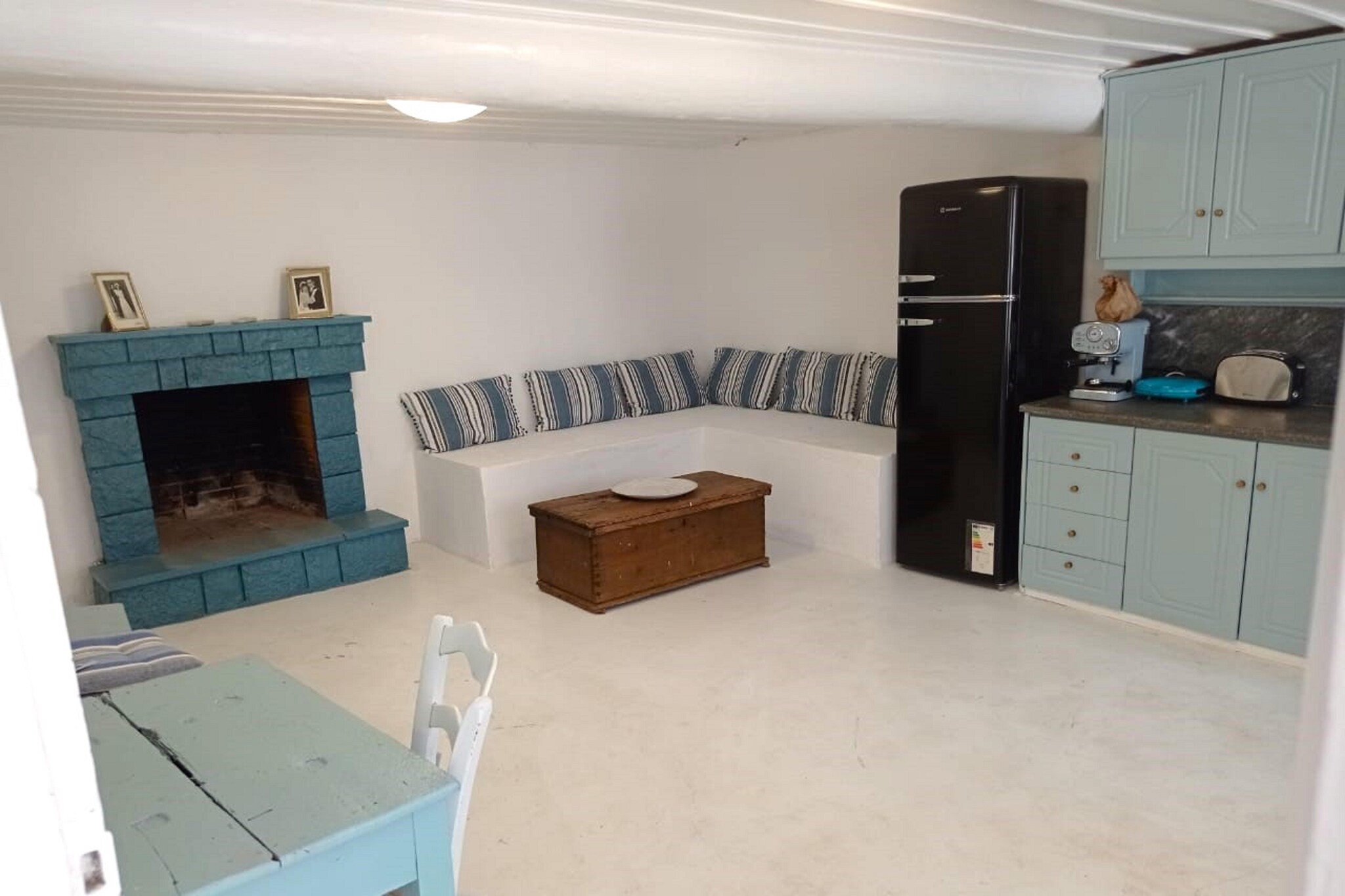 Ground floor: (Living room(single sofa bed, TV, fireplace, air conditioning), open kitchen(electric kettle, toaster, cooker, coffee machine, oven, fridge-freezer), bathroom(shower, washbasin, toilet), bathroom(shower, washbasin, toilet), Study, dining table, terrace, parasol)\n\nOn the 1st floor: (bedroom(double bed), bedroom(double bed), bedroom(single bed, single bed), bathroom(shower, washbasin, toilet), dining table, balcony, sun loungers, parasol)\n\ngarden, parking