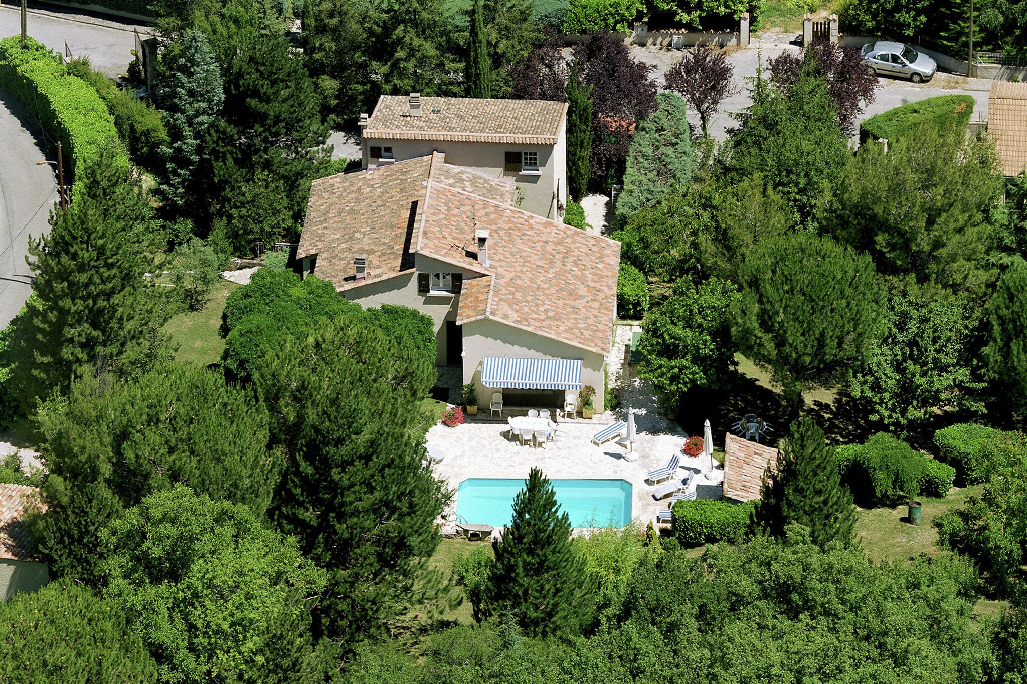 Charmante villa provençale avec piscine privée et vue panoramique.