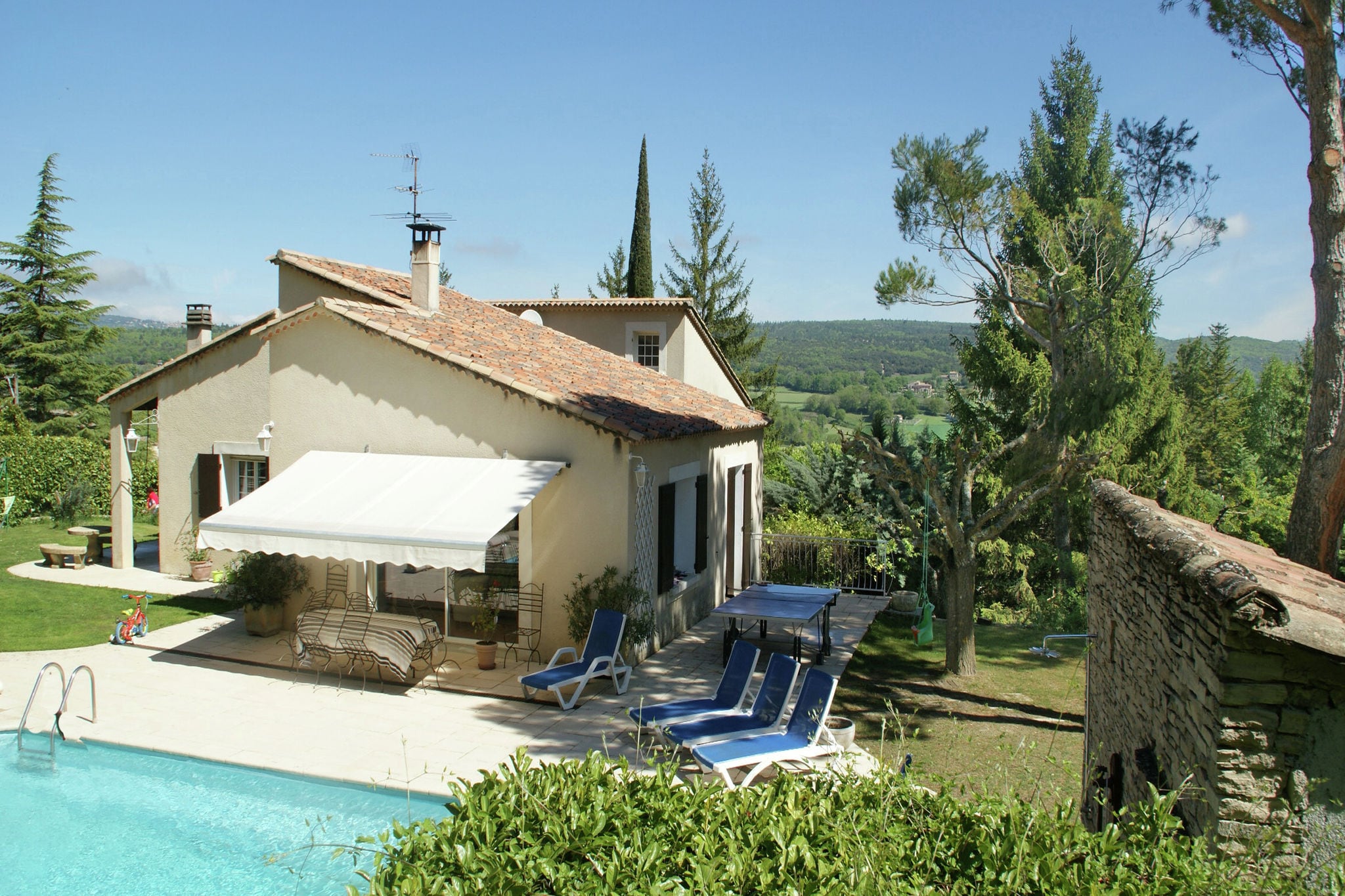 Charmante villa provençale avec piscine privée et vue panoramique.