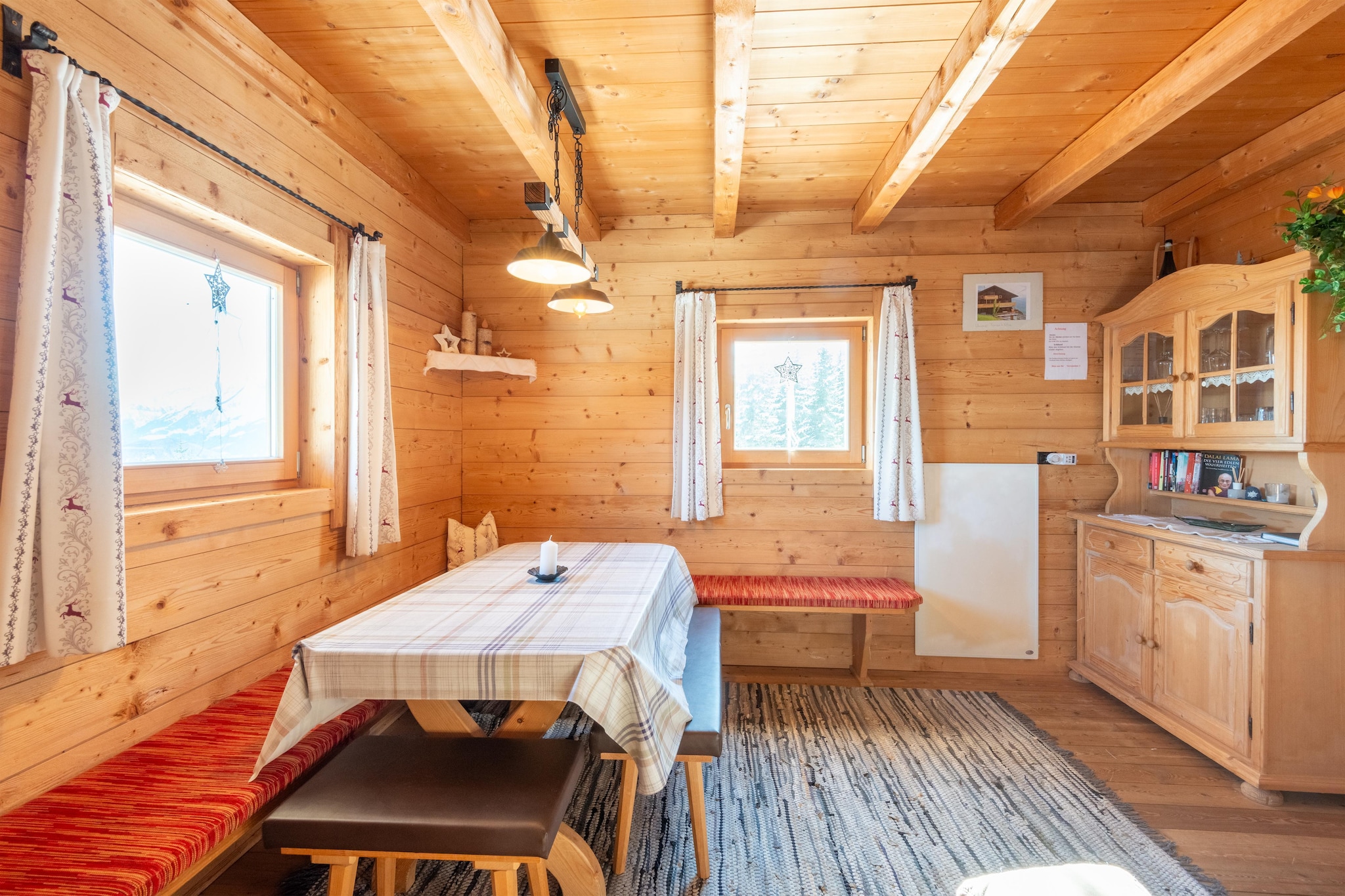 Perfect! Rustic alpine hut in a fantastic location with a wonderful panoramic view of the Zillertal and the surrounding mountains (1,700 m above sea level). Pause, breathe deeply and switch off: neither the television nor the stress of everyday life disturb you here. The natural property includes a terrace with garden furniture. Inside you will find three double rooms, a living and dining area with satellite TV and a fully equipped kitchen with 4 hotplates, dishwasher, toaster, Swedish stove and dining table as well as a bathroom with shower/toilet.
A fantastic panoramic view of the surrounding mountains and the valley makes the stay perfect. Ideal for families!
In this holiday home you can enjoy nature with all your senses - you will find lively variety in the Mayrhofen ski area with the Ahorn mountain for enjoyment and the Penken mountain for action. In the snack bar next door, which is run by the landlord, you have the opportunity to have breakfast or dine during the day (by arrangement). Fresh products from our own farm such as milk, eggs, bacon, bread, cheese and schnapps can also be purchased. In summer you can go on many hikes and mountain bike tours right from the front door.
The chalet has space for up to six adults. The wonderful view of the mountains and valley panorama invites you to relax. Access is possible all year round, in winter please bring snow chains. Parking spaces are available.