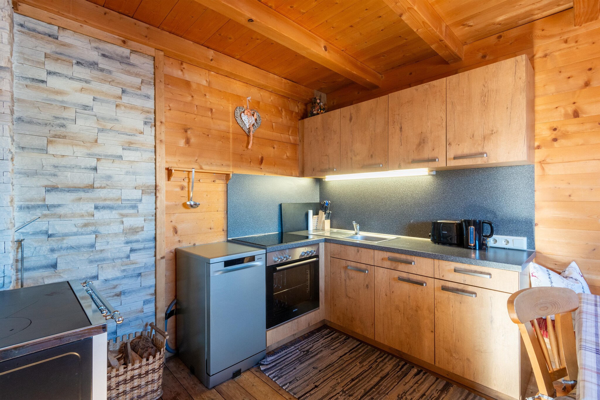 Ground floor: (Kitchen(hob(4 ring stoves, ceramic), toaster, coffee machine, oven, dishwasher, fridge), Living/diningroom(TV(satellite), fireplace), bedroom(double bed), bedroom(double bed), bedroom(double bed), bathroom(shower), toilet, ski storage(ski boot heaters), heating, terrace, parking)