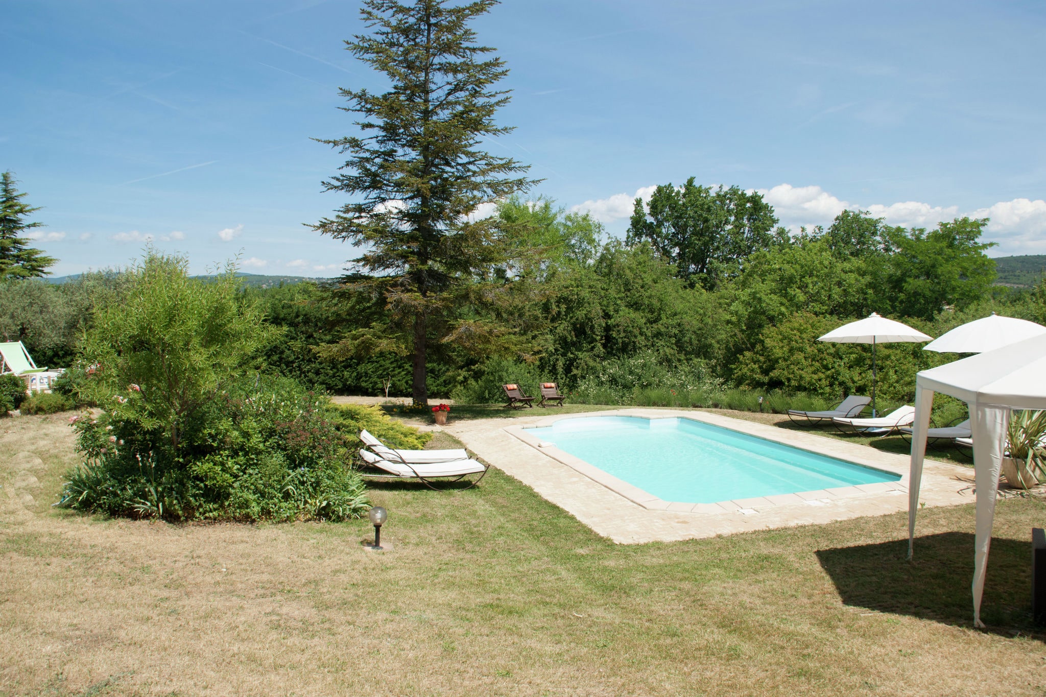 Provencal villa with heated private pool and panoramic views, 2 km from village